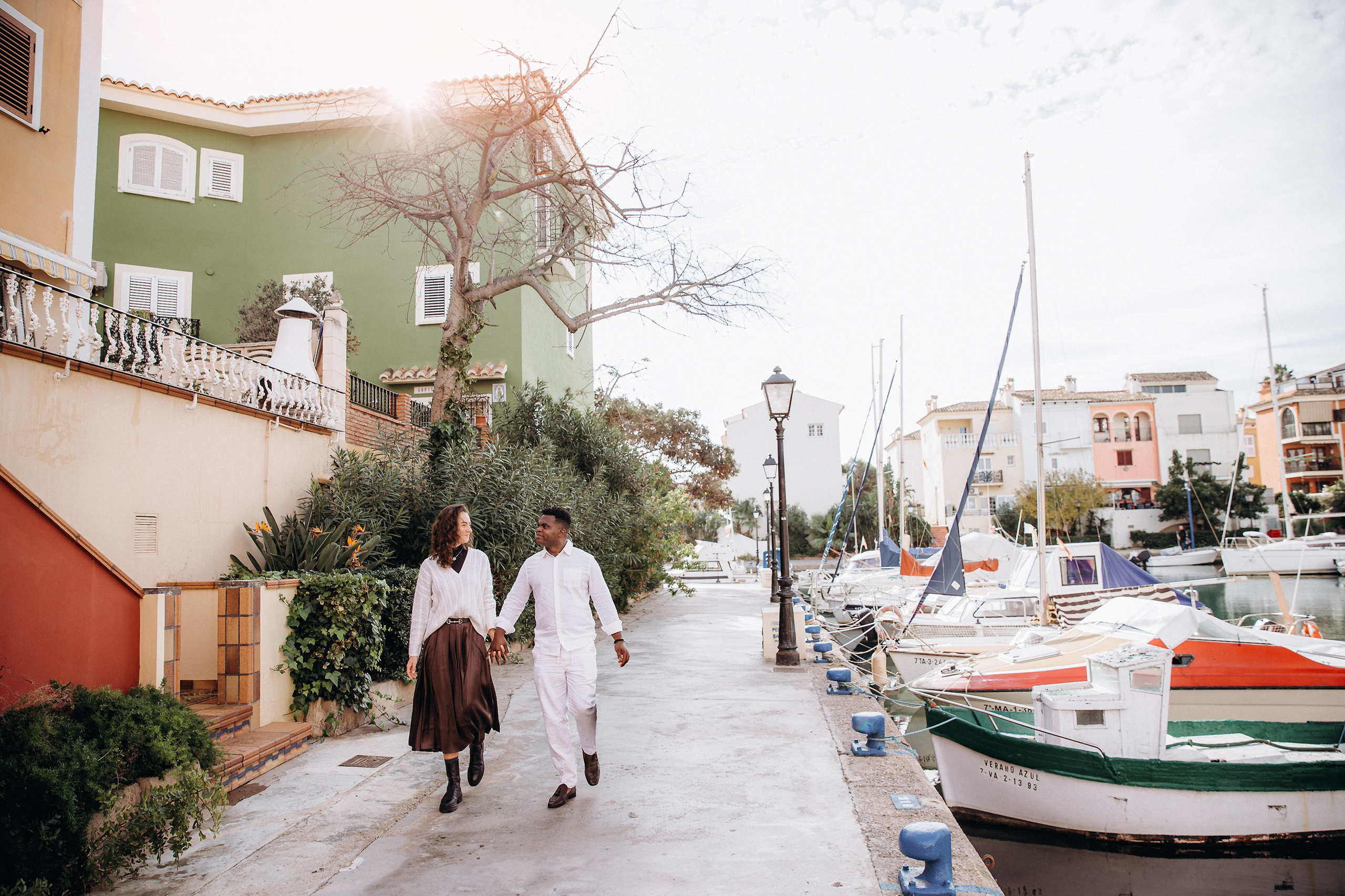 Фотосесія пари в Порт-Саплая поблизу Валенсії, де узгоджені нейтральні образи та прості силуети створюють позачасовий, розслаблений стиль, що гармонійно поєднується з маринною атмосферою.