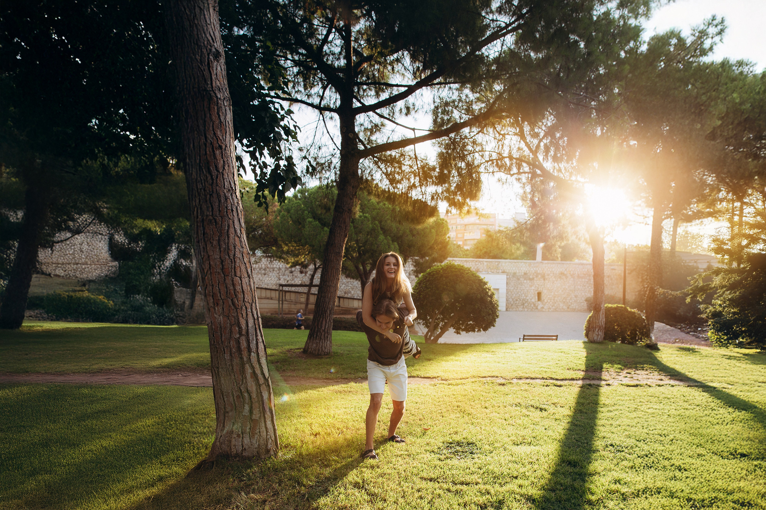Семейная фотосессия в парке Гулливер в Валенсии, Испания, с живыми эмоциями и естественным освещением.