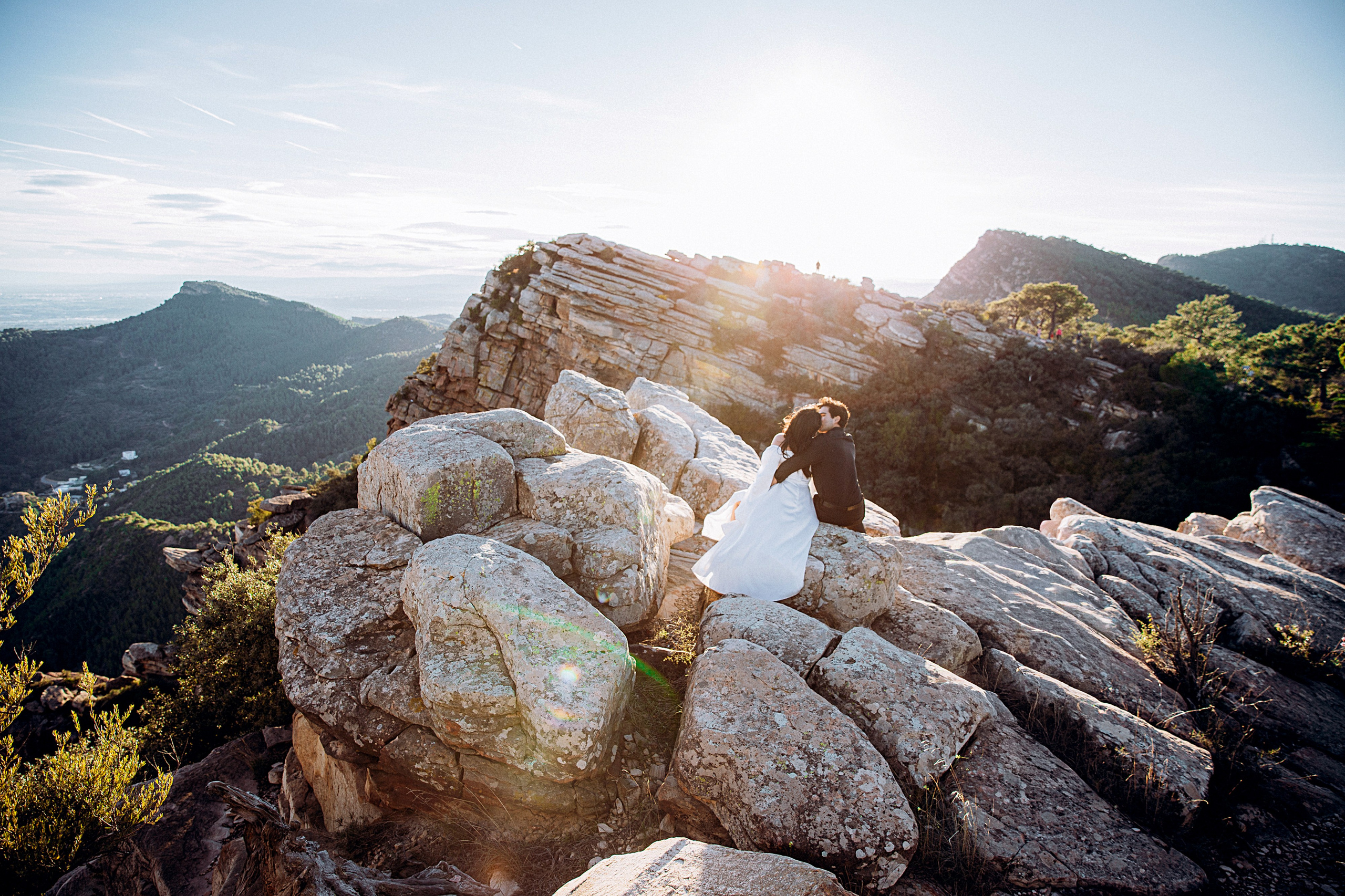 Фотосессия пары в горах Серра-Кальдерона рядом с Валенсией, Испания, со скалистыми пейзажами и горными видами.