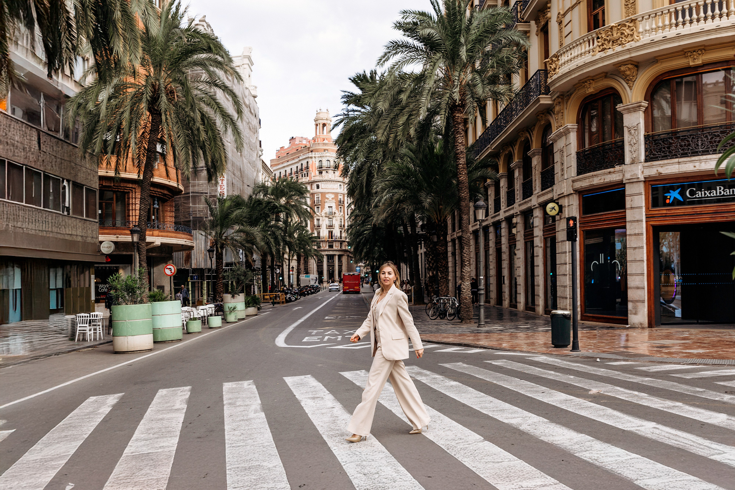 Портретная фотосессия в Старом городе Валенсии, район Эль-Кармен, с исторической архитектурой и улицами с пальмами.