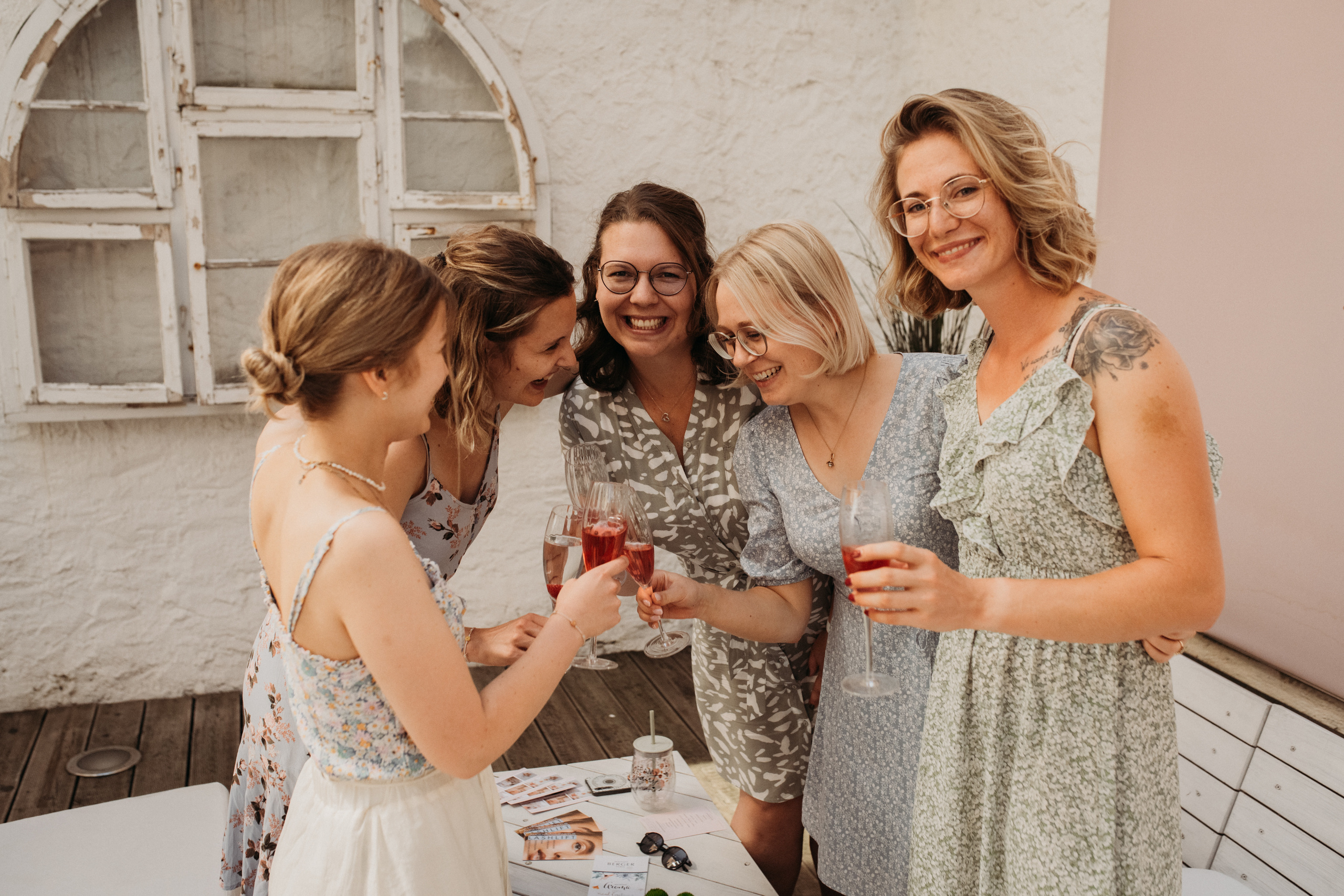 Einmal anstoßen und coole Fotos aufnehmen beim JGA 