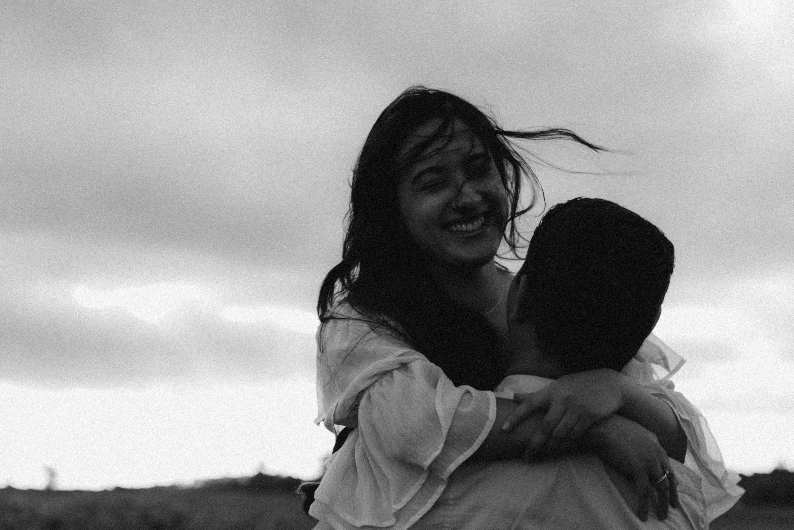 casal abraçado em ensaio externo em Sorocaba