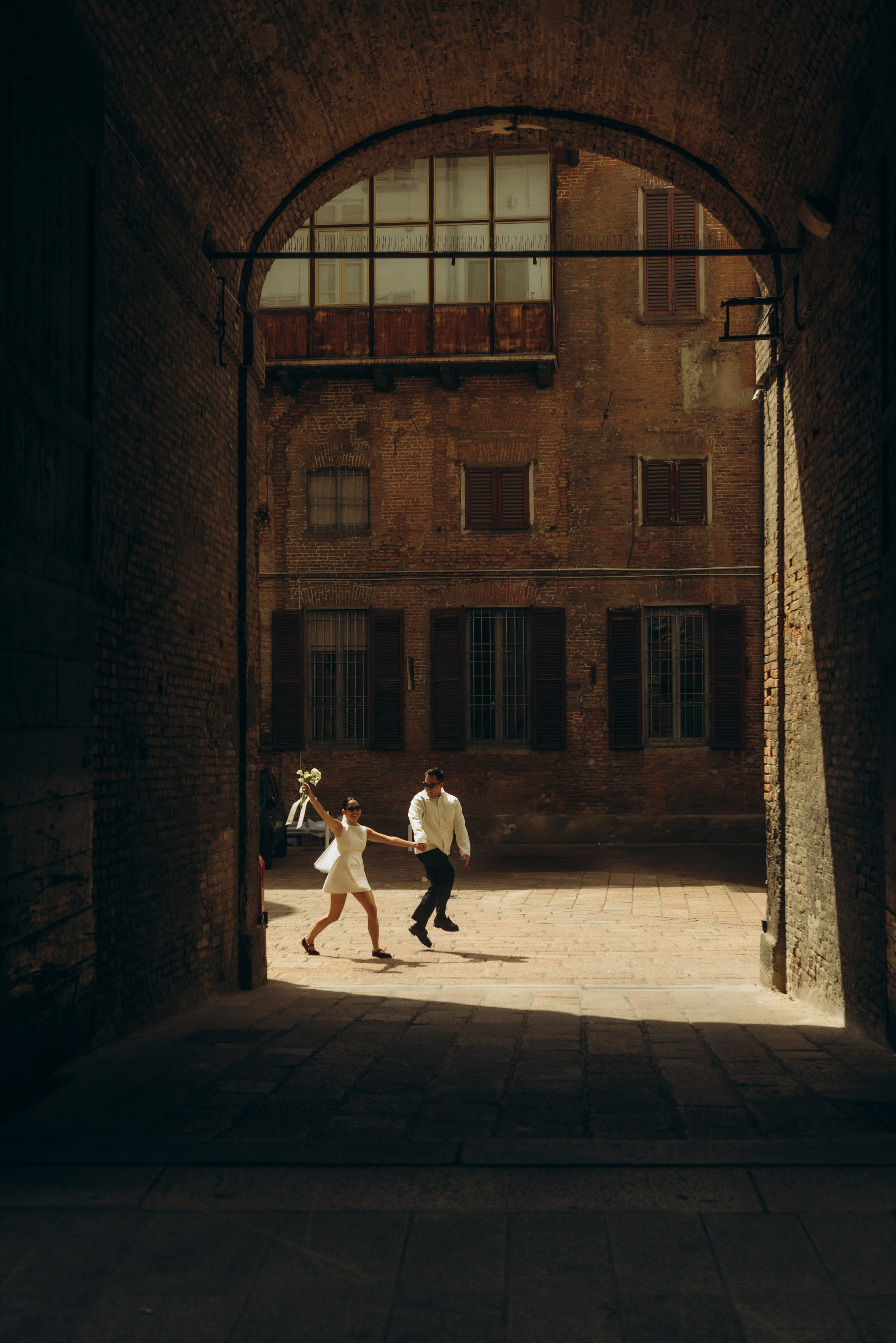 Romantic photoshooting in Milan. Best photographer in Milan. Couple photo session in romantic places