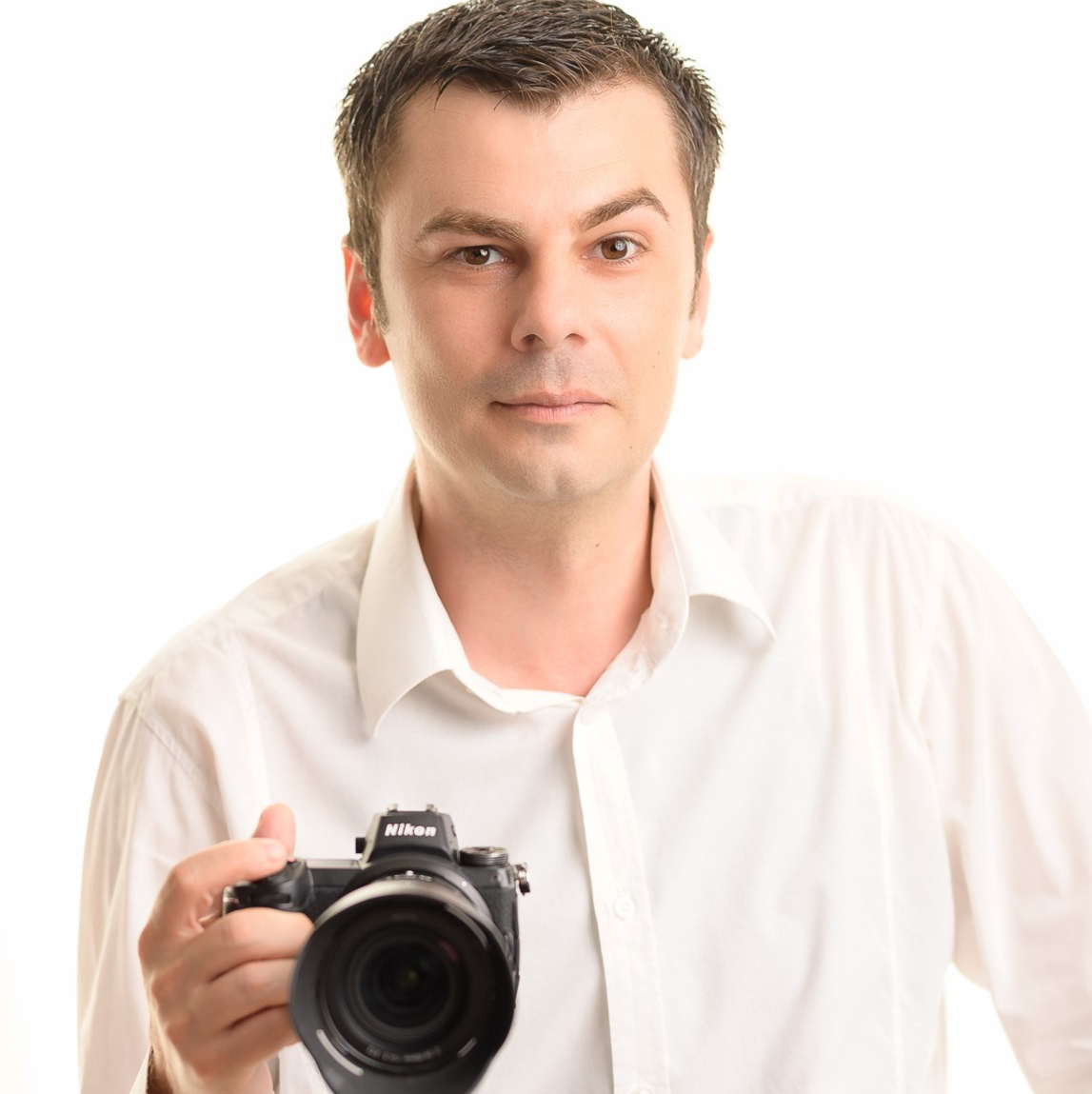 Stefan Blejeru Fotografo matrimonio con fotocamera in mano