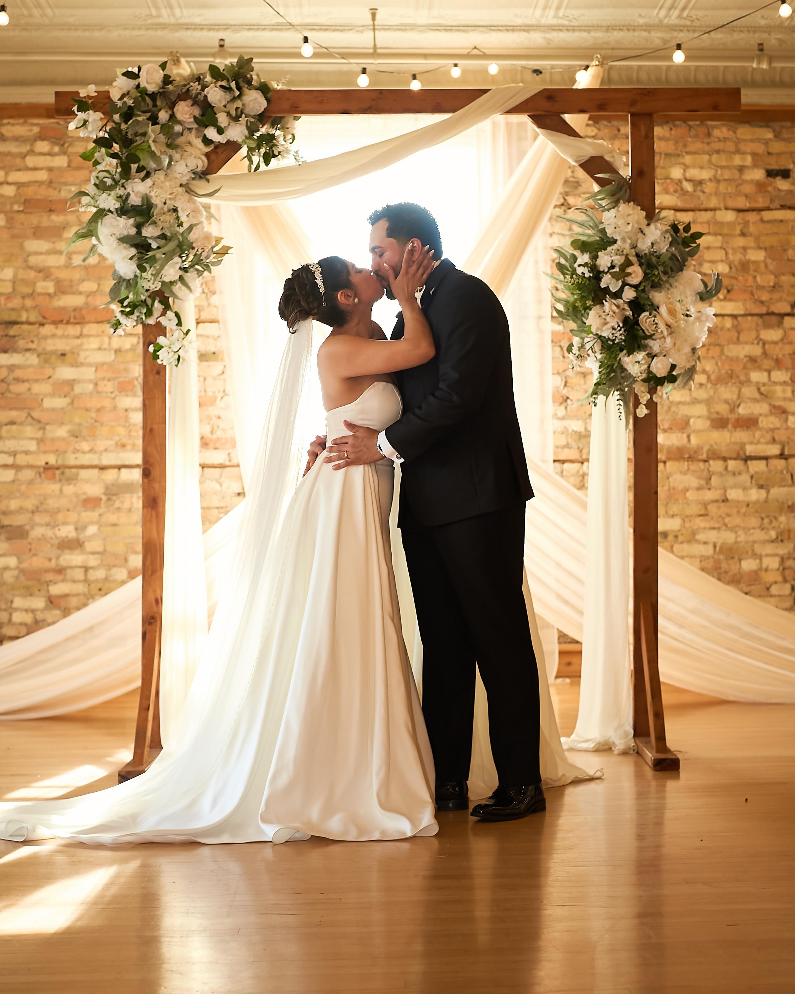 Pareja besándose durante una boda íntima en Chicago.
