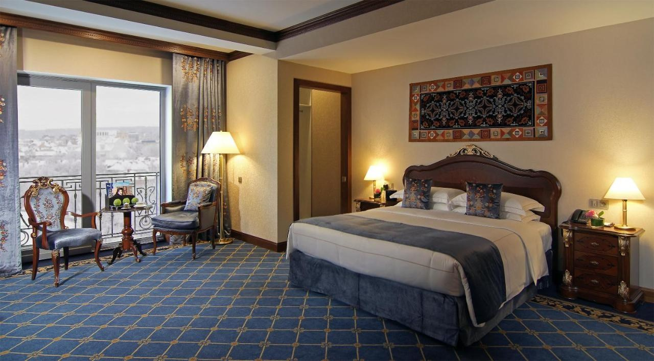 Отели для свадебной фотосъемки в Бишкеке. Азимжан Нуритдинходжаев — свадебный фотограф