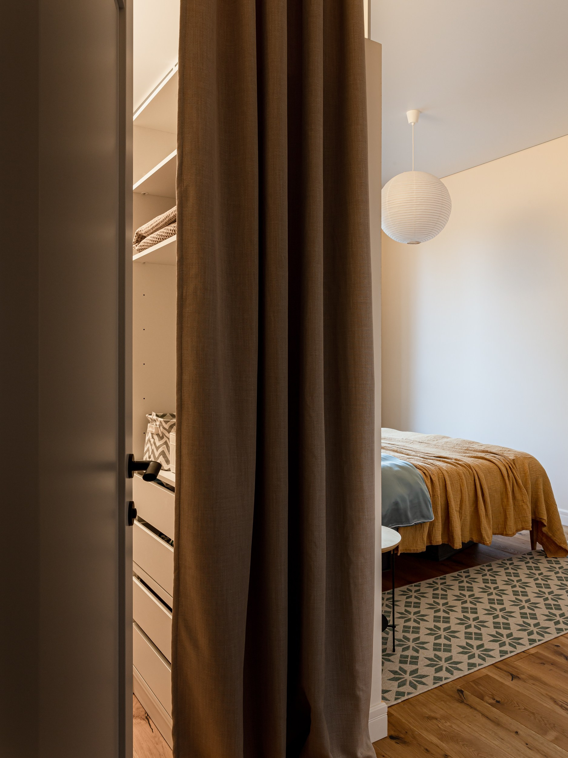 Скрытая гардеробная в спальне с желтыми стенами и ретро интерьером