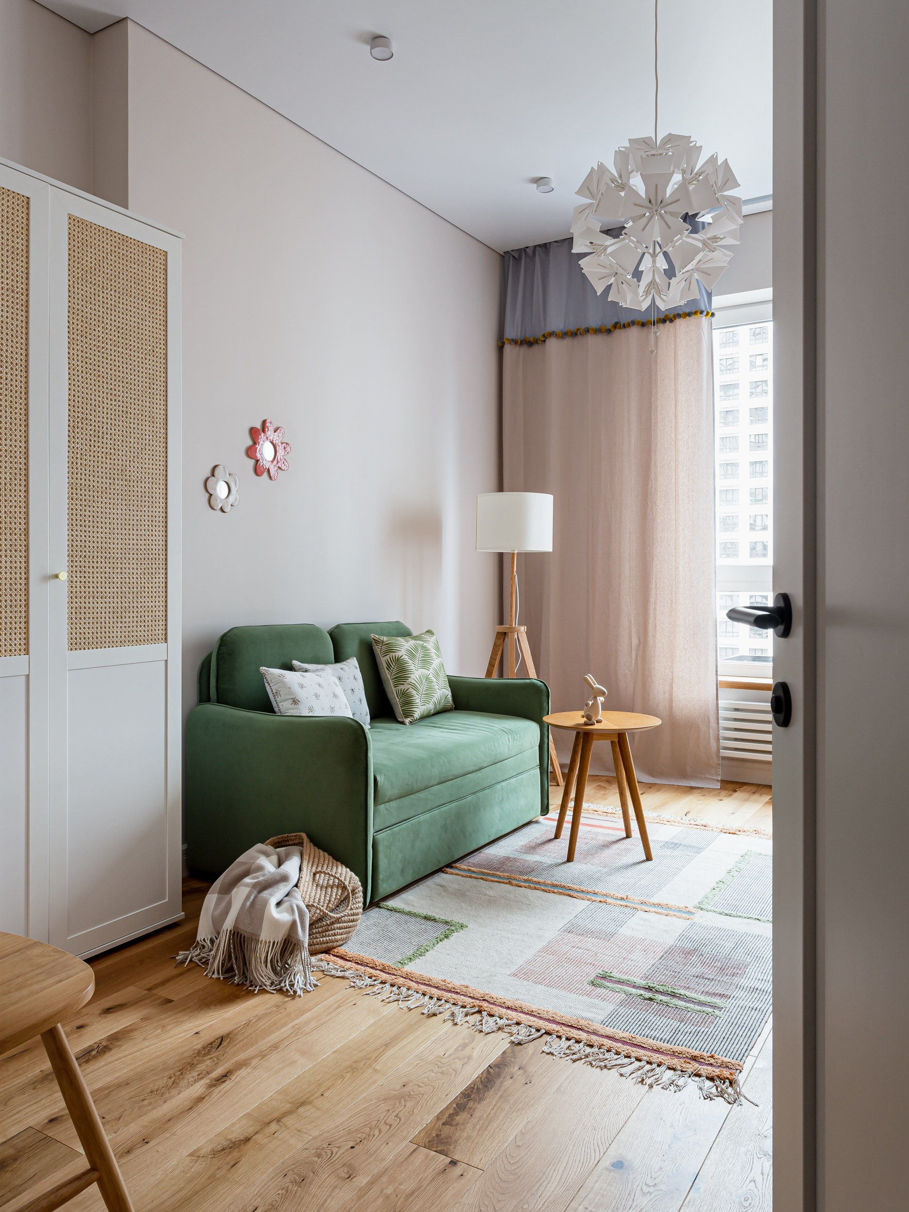 Ретро интерьер с ротанговым шкафом и шторами с рюшами