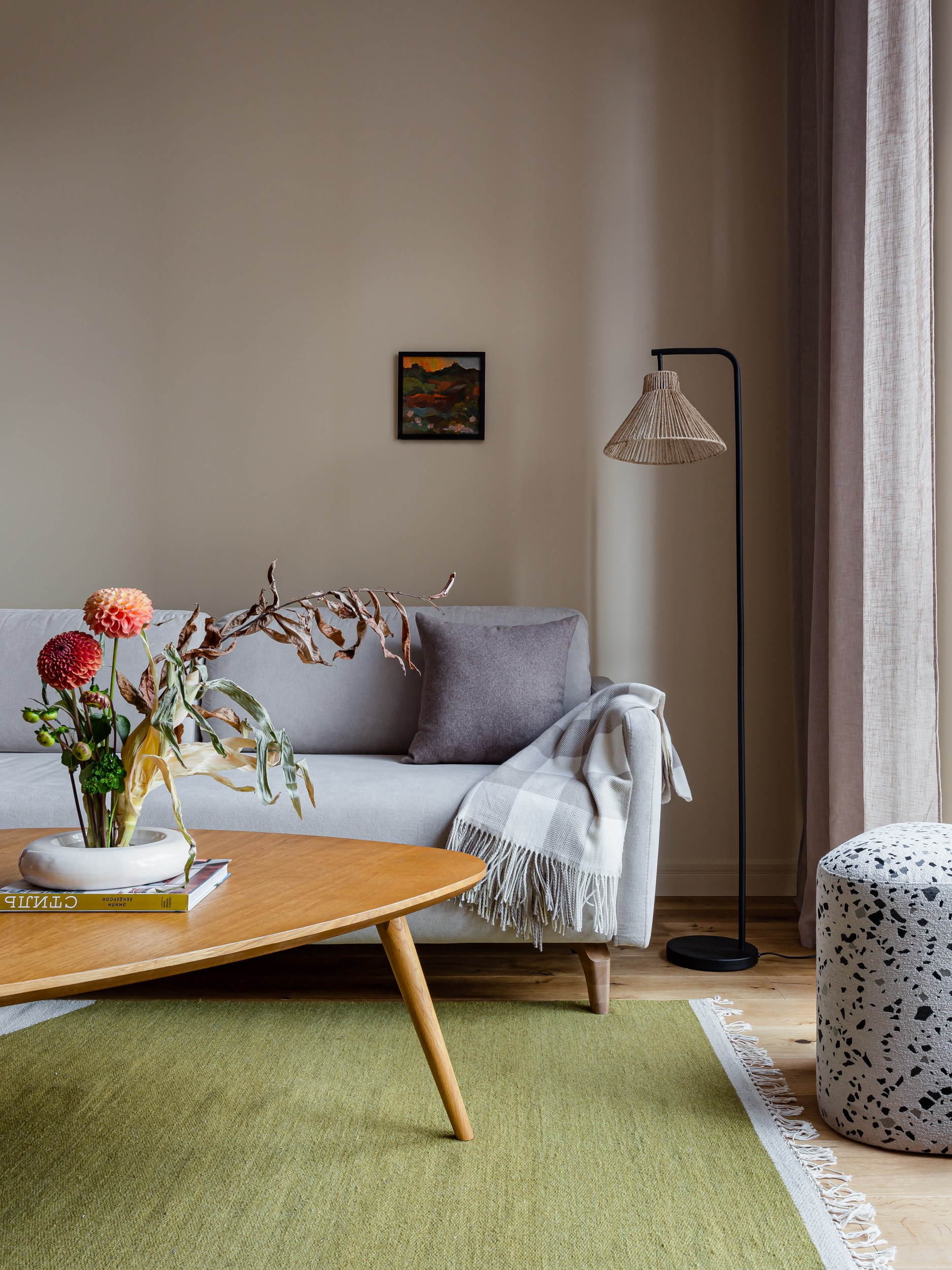 Торшер из рапии и винтажные элементы декора