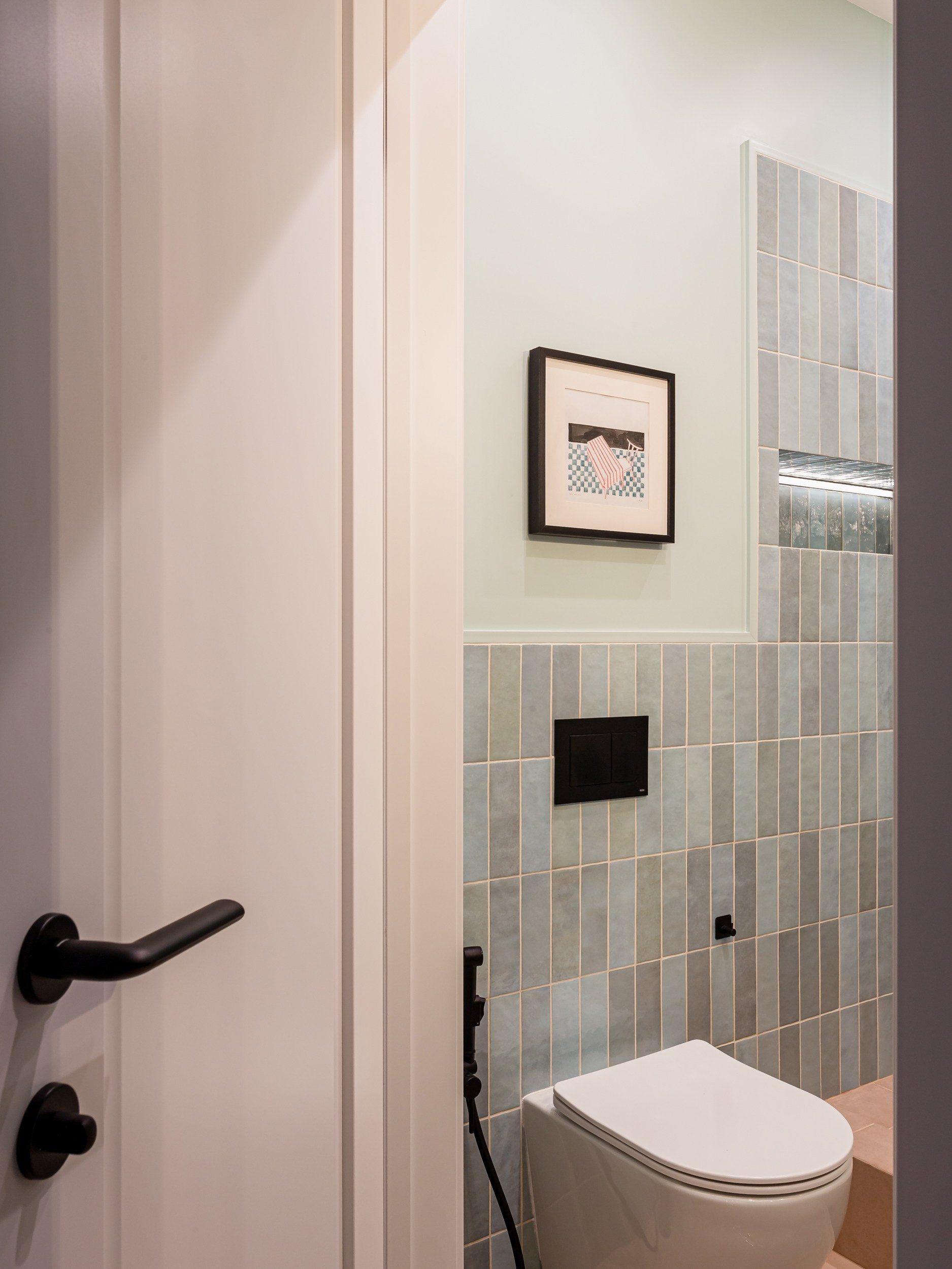 Ванная комната с плиткой кабанчик и винтажными бра в ретро интерьере