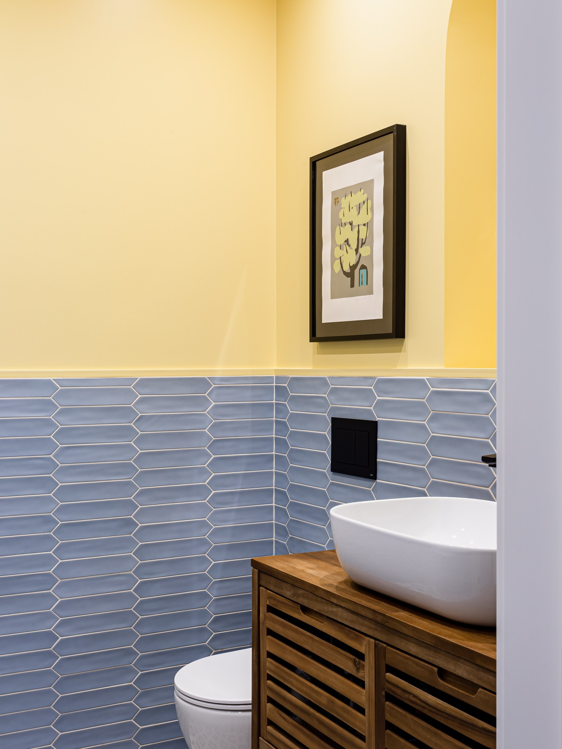 Интерьер ванной с арочной нишей и винтажной деревянной мебелью