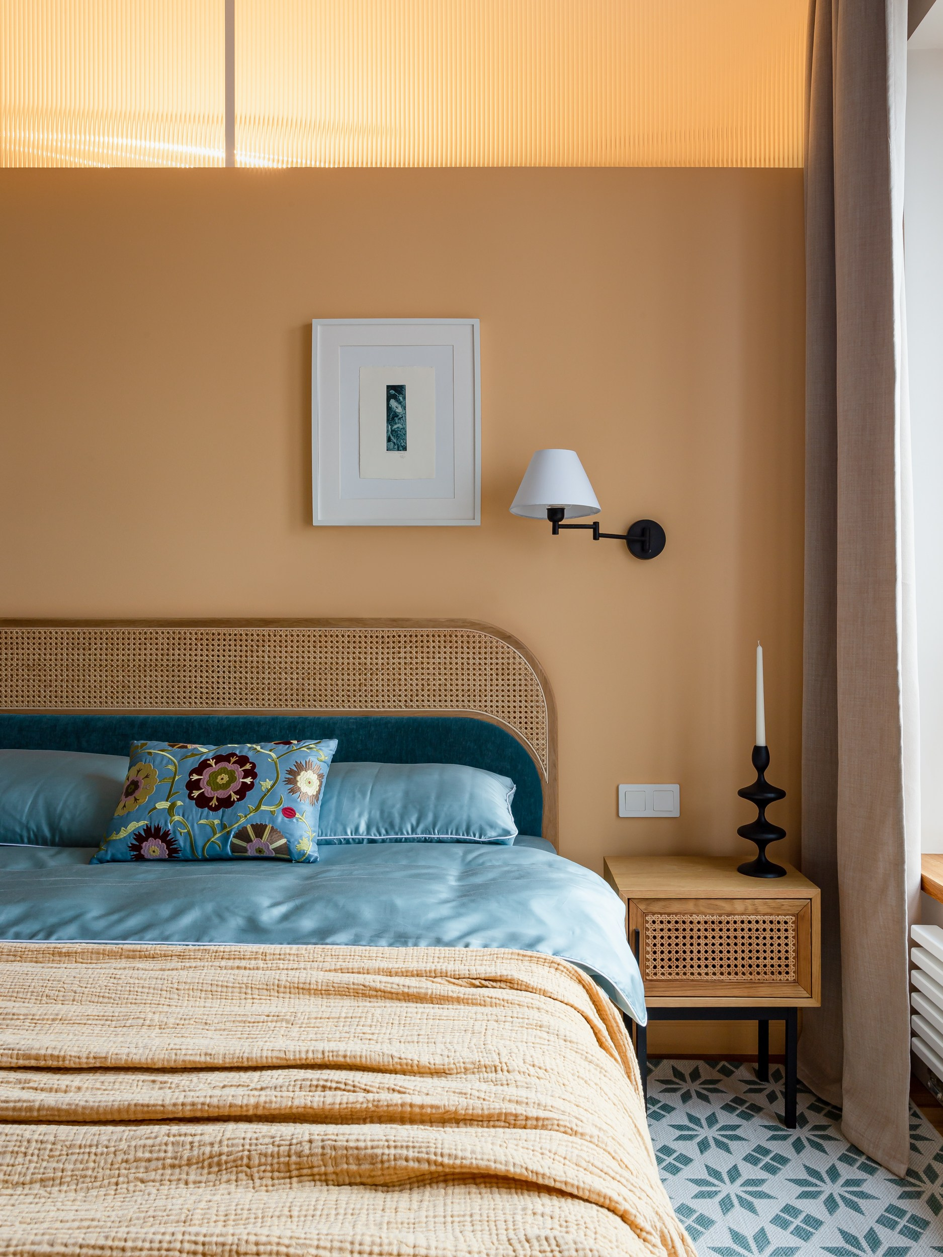 Кровать из ротанга в спальне с яркими желтыми акцентными стенами