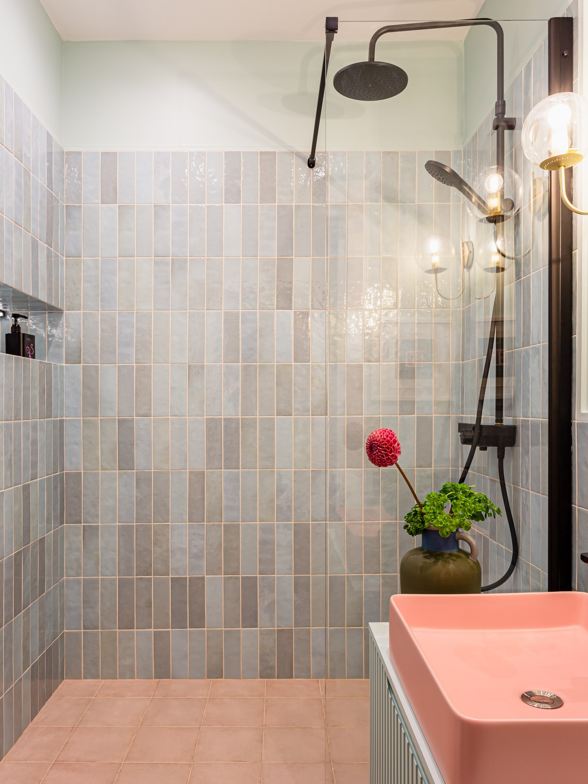 Интерьер ванной в ретро стиле с плиткой кабанчик и винтажными акцентами