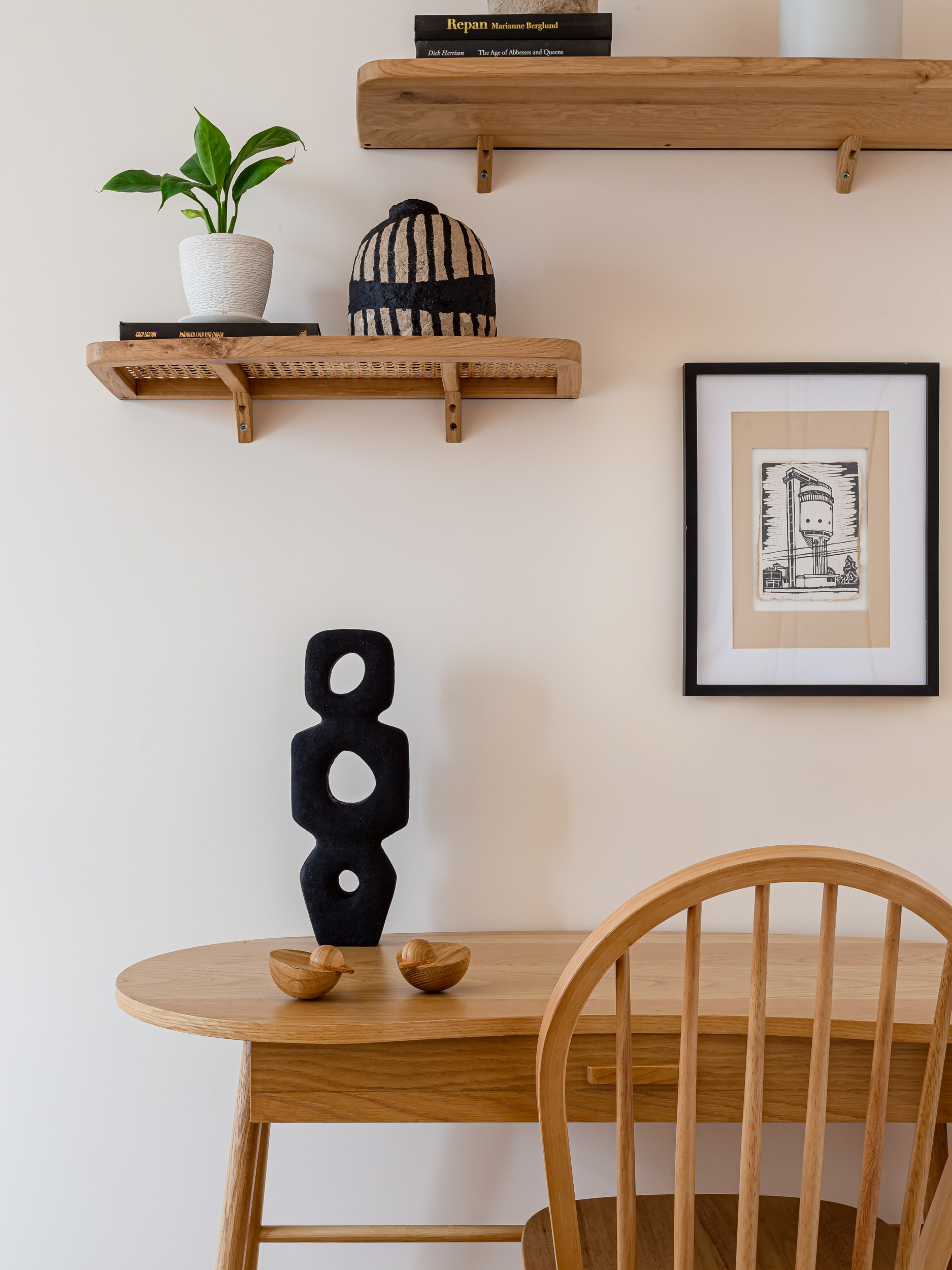 Ретро спальня с тумбочками из ротанга и световым окном