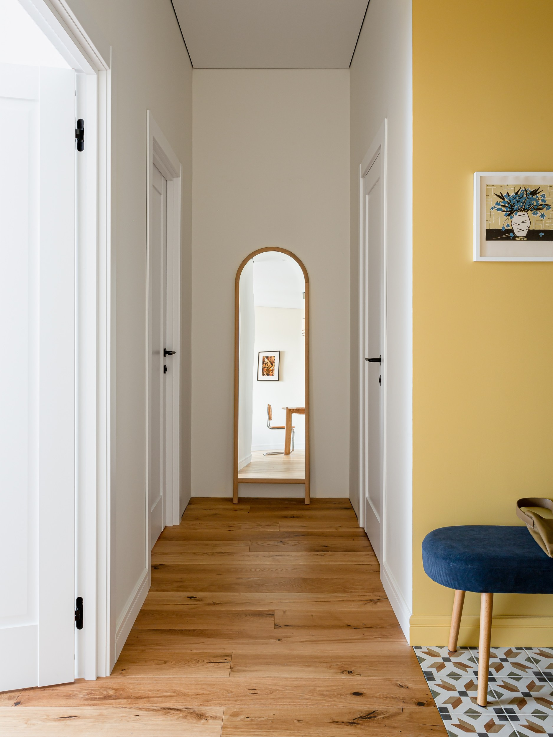 Коридор с зеркалом в деревянной раме и паркетным полом в ретро интерьере