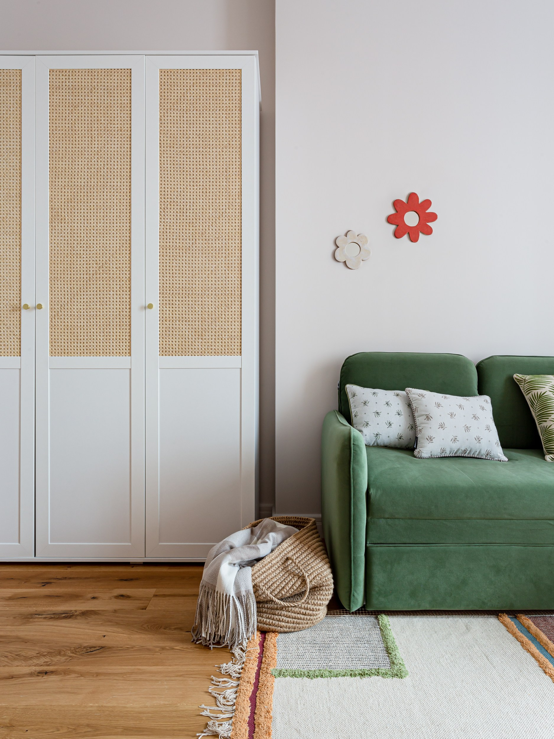 Шкаф из ротанга и шторы с рюшами в спальне молодой пары