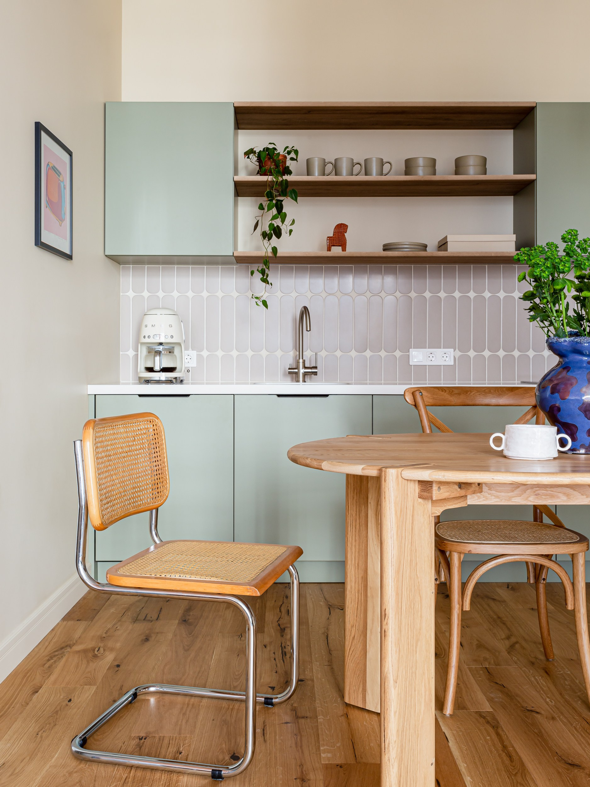 Винтажные итальянские стулья Cesca у радиусного дубового стола в кухне ретро стиля