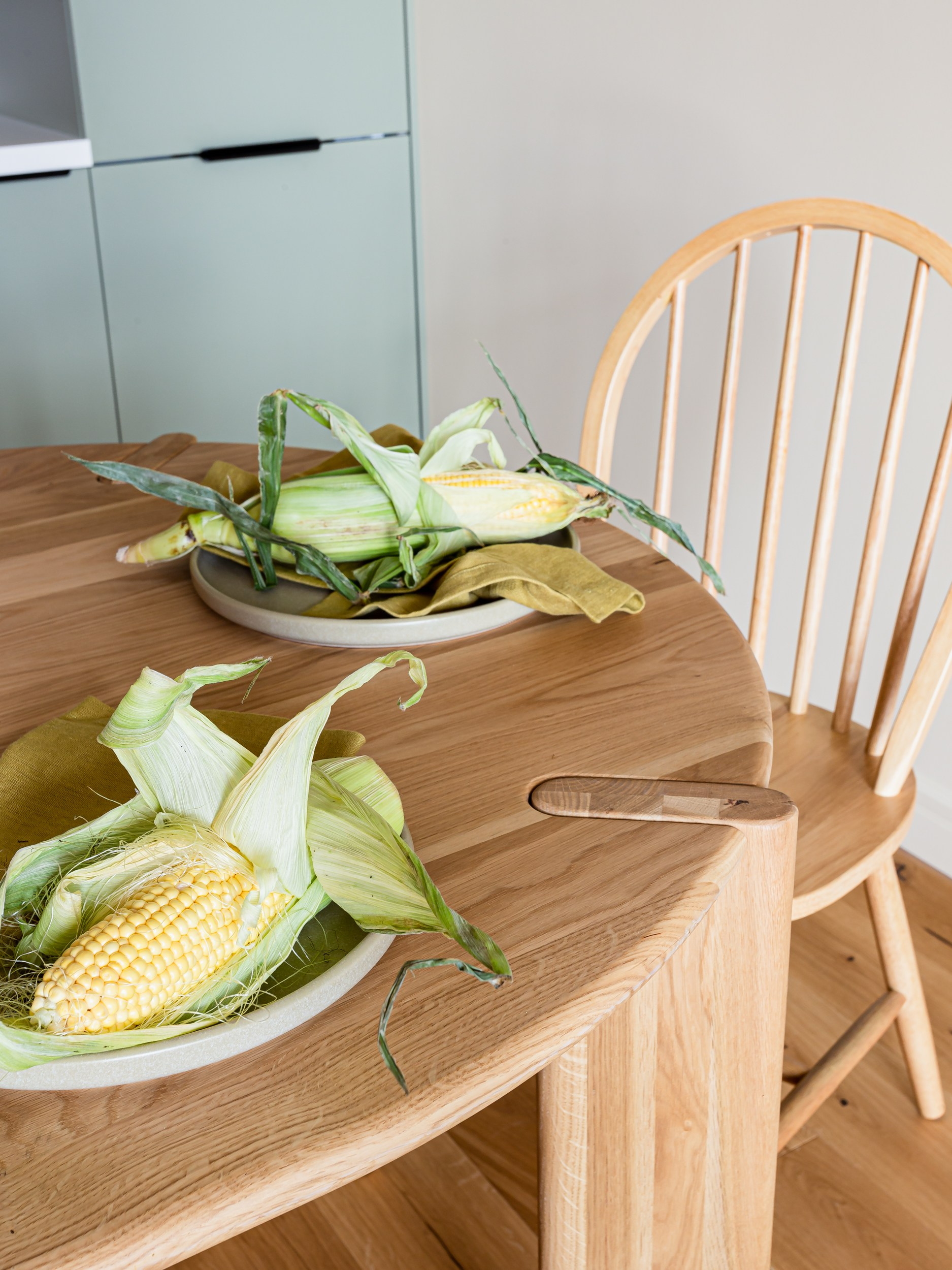 Дизайн кухни в ретро стилистике с винтажной мебелью и яркими акцентами