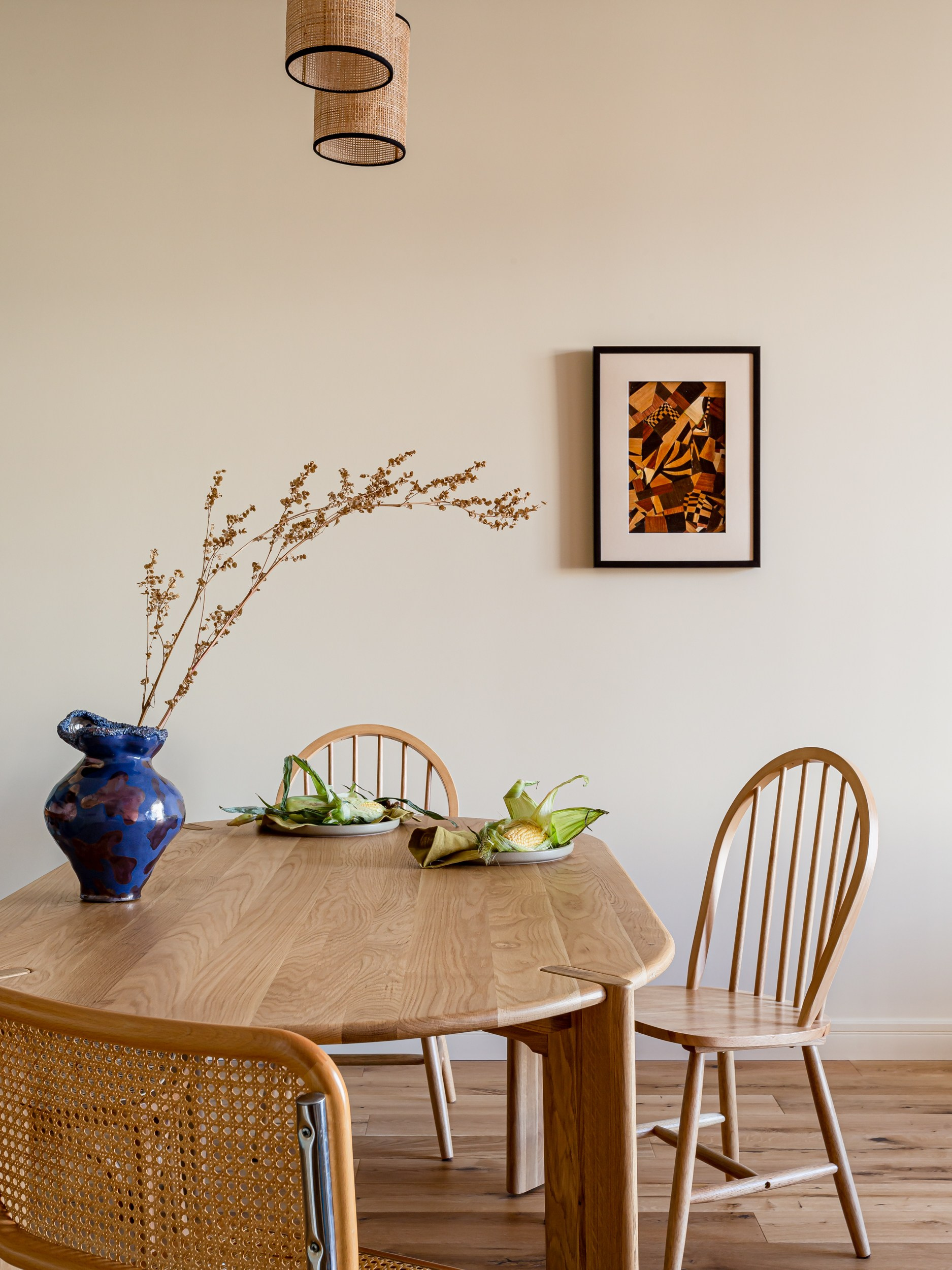 Интерьер кухни Екатеринбург с стульями Cesca, дубовым столом и винтажными деталями