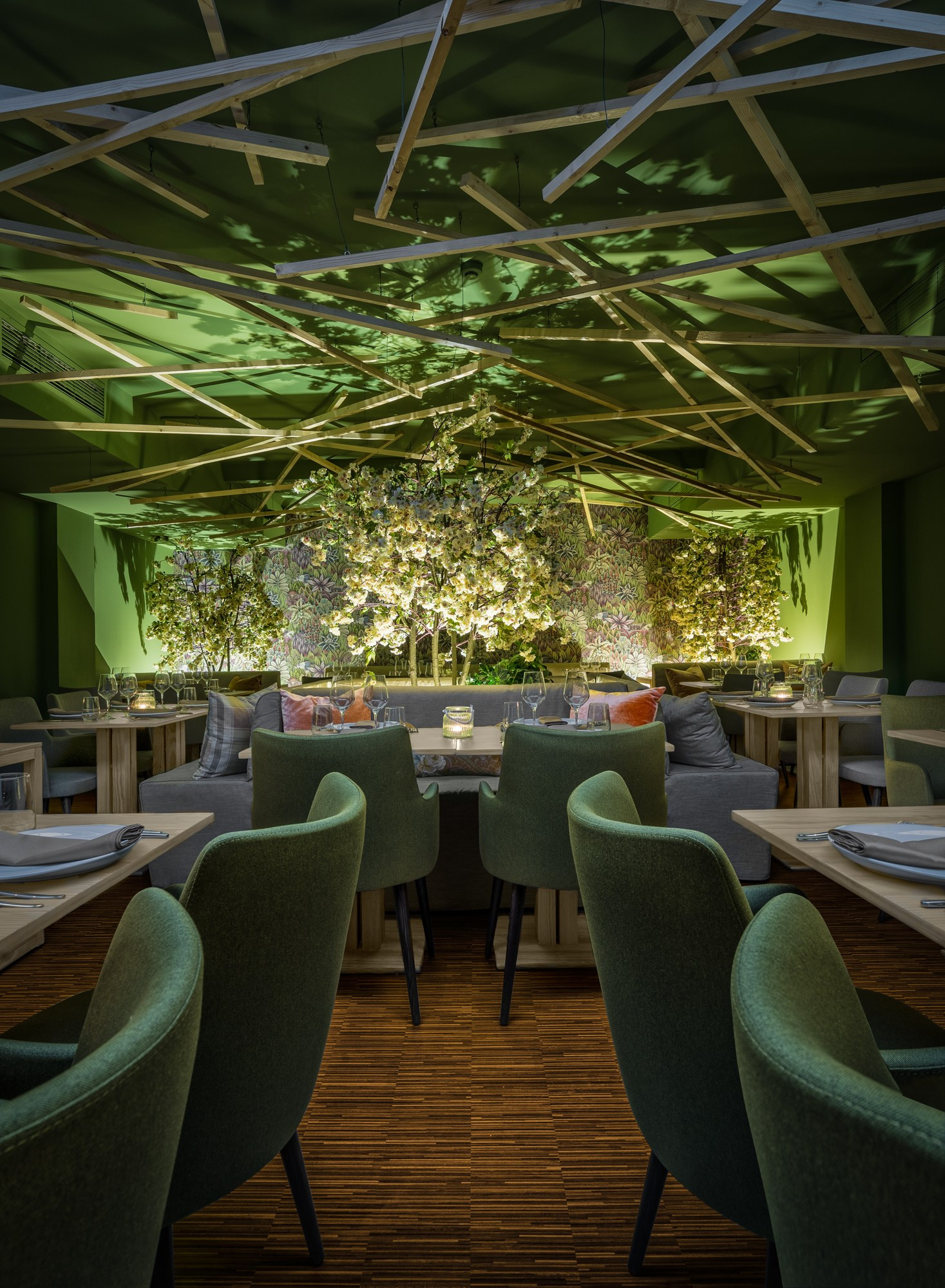 ELEBE ENTRE PAREDES. André Fontoura