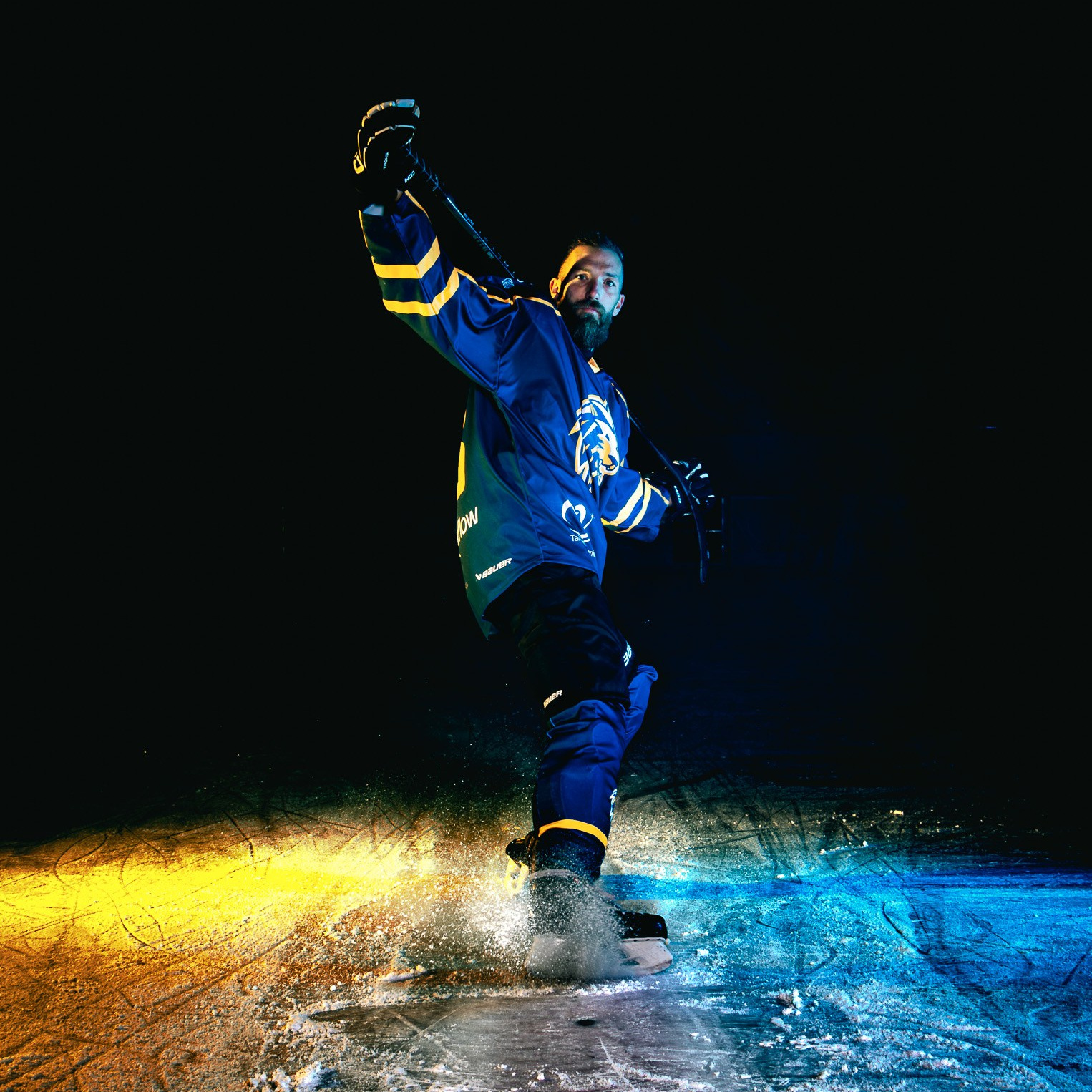 IJshockeyteam gefotografeerd met flitsers en rookmachine voor krachtige beelden - Kapture Fotografie