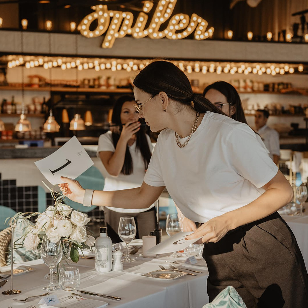 wedding planner decorating the table