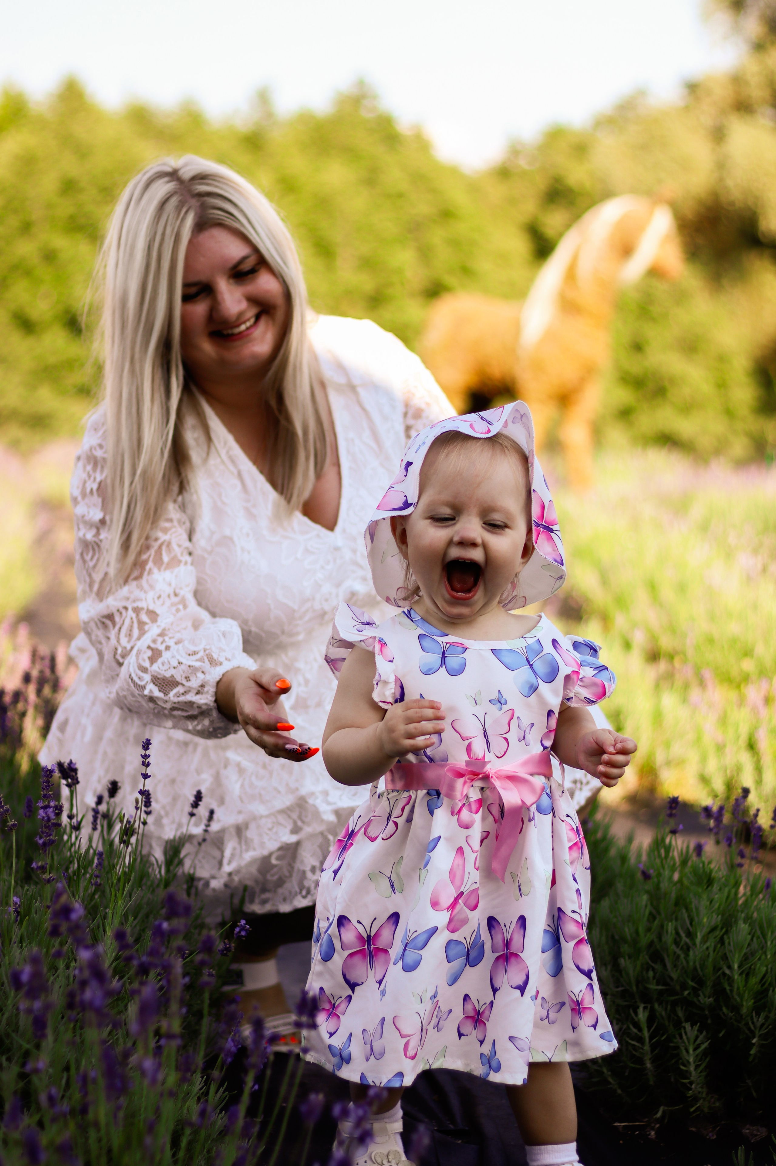 Семейная фотосессия мамы и дочки в лавандовом поле города Свента