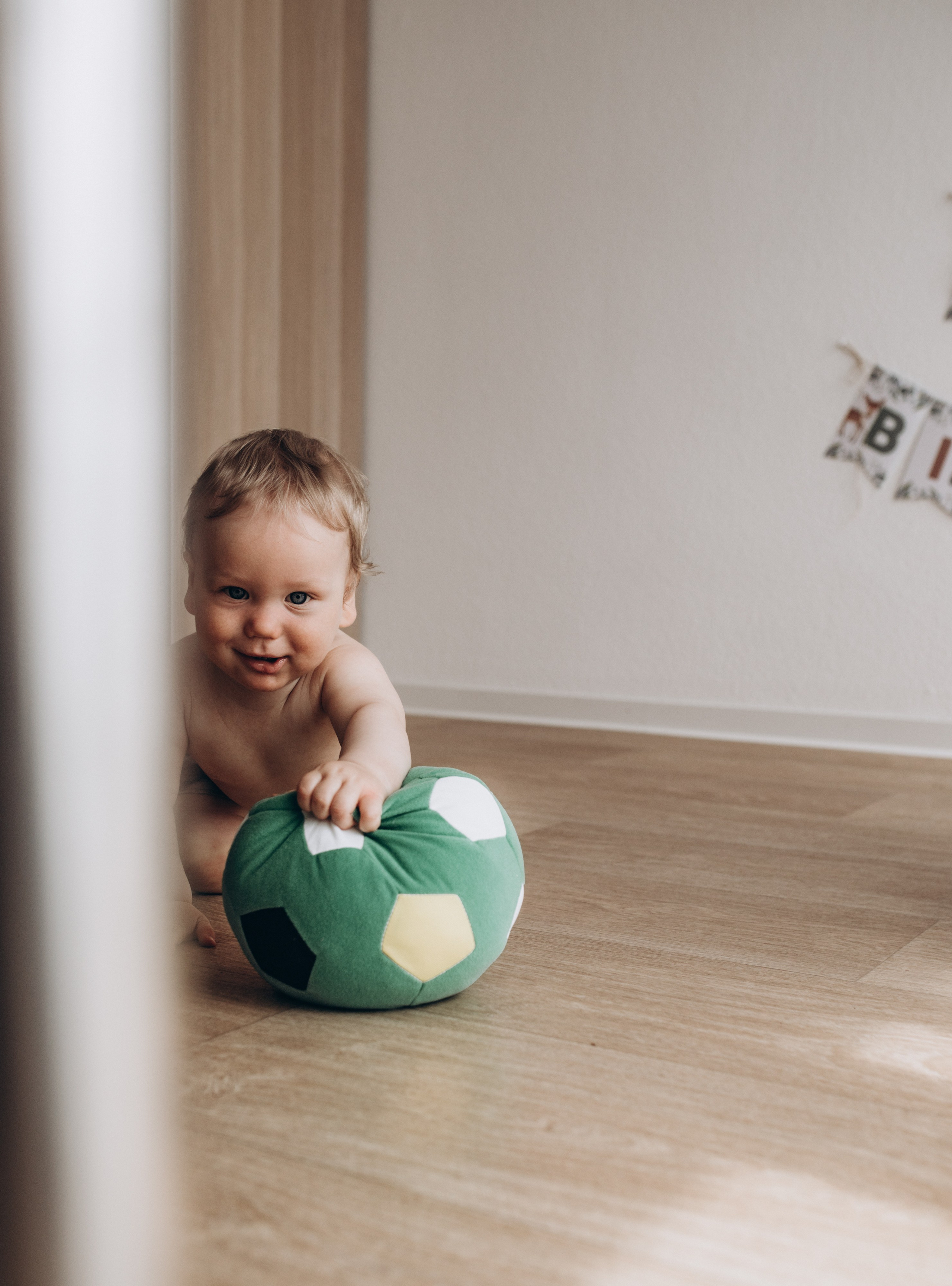 Authentisches Familienfotoshooting im eigenen Zuhause bei Speyer – liebevolle Eltern mit Baby