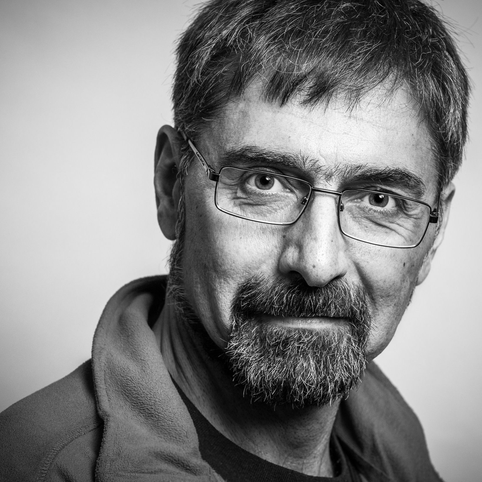 BW portrait of an actor against a grey studio background - photographer Andrey Dunin