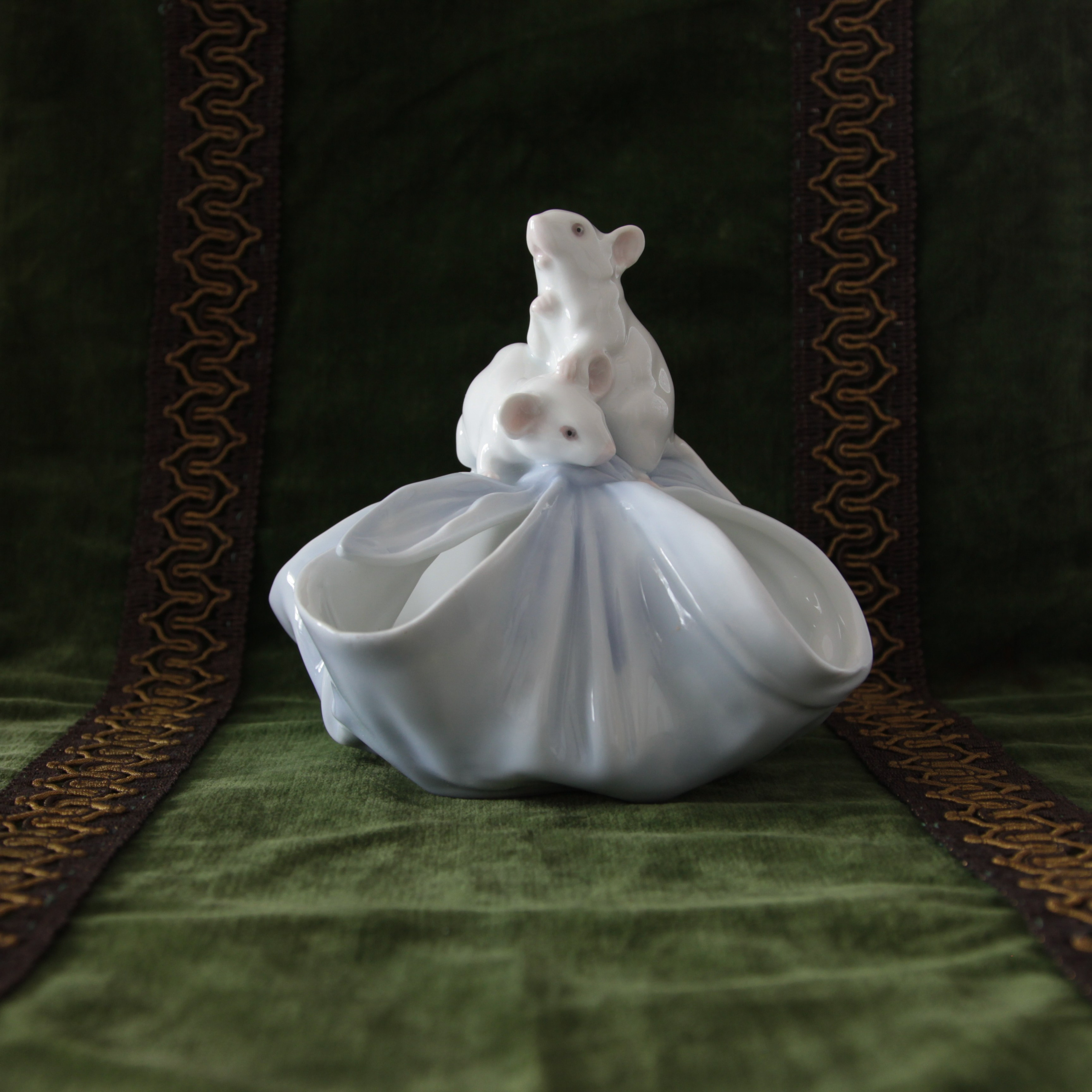 An exquisite world of tableware and decorative items. Современнные и актикварные украшения в Барселоне, Москве и Санкт-Петербурге