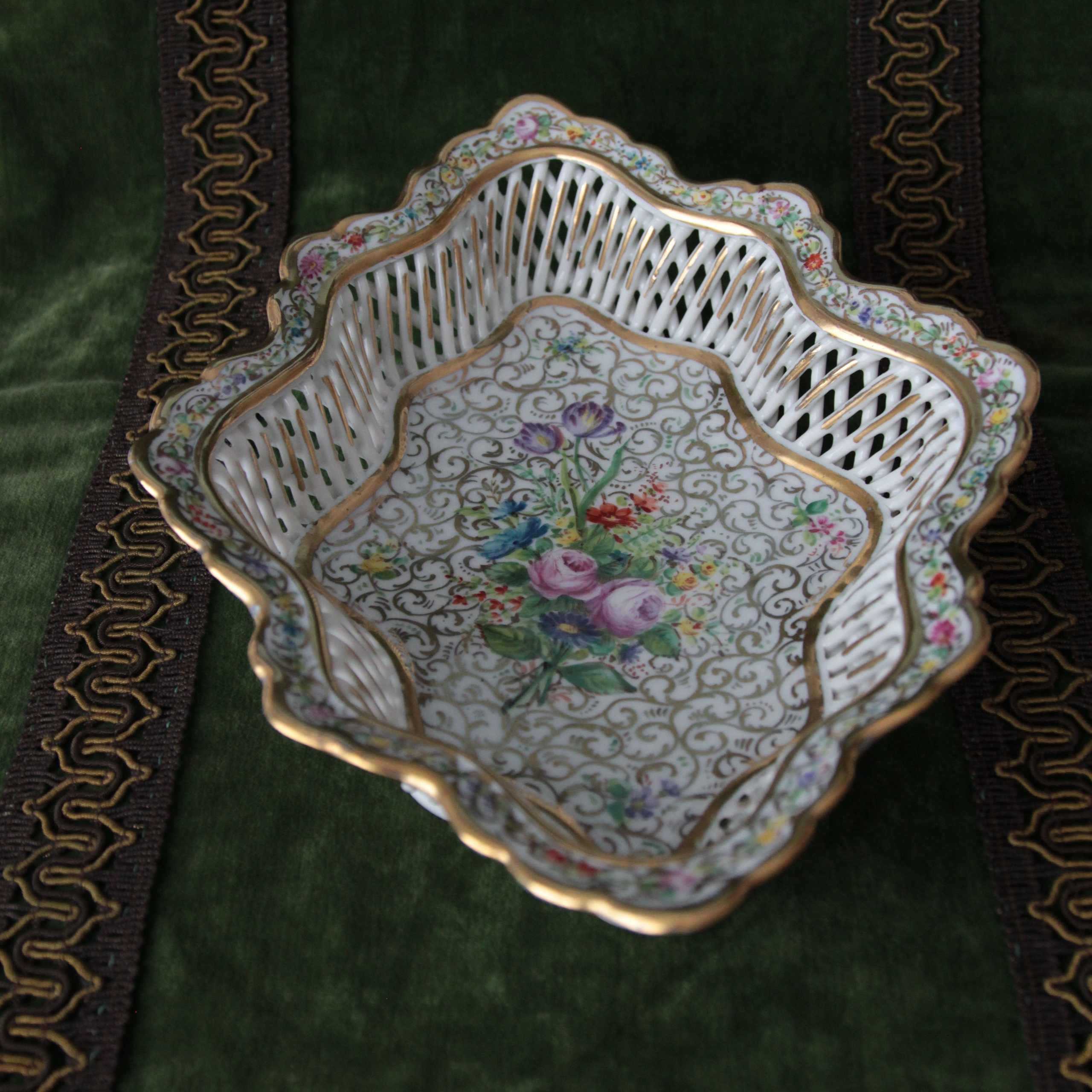 An exquisite world of tableware and decorative items. Современнные и актикварные украшения в Барселоне, Москве и Санкт-Петербурге