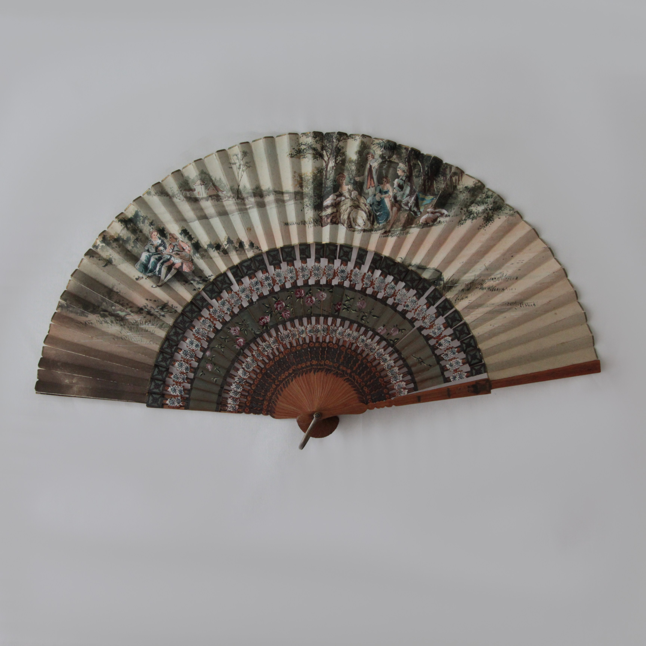 Antique fans. Современнные и актикварные украшения в Барселоне, Москве и Санкт-Петербурге