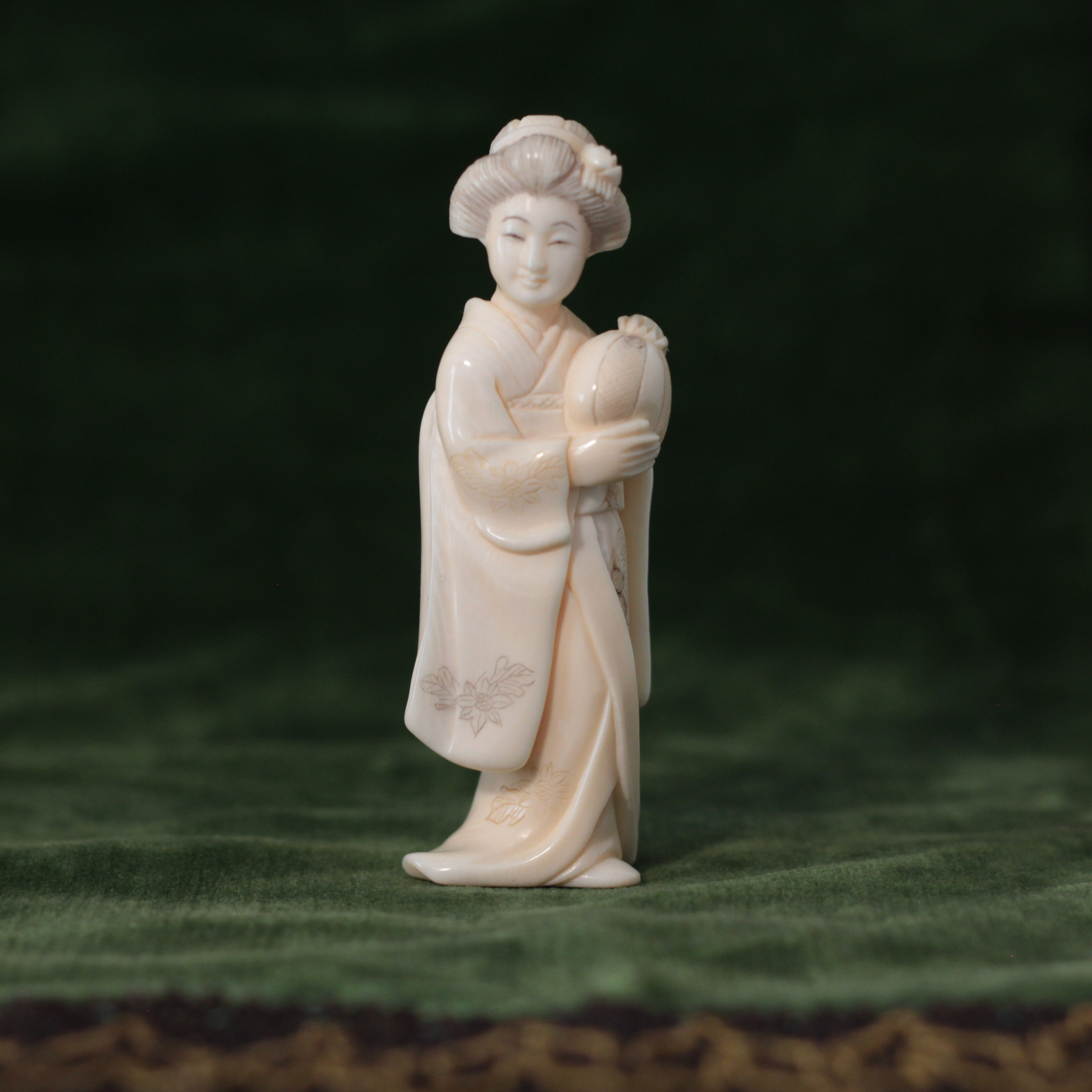 An exquisite world of tableware and decorative items. Современнные и актикварные украшения в Барселоне, Москве и Санкт-Петербурге