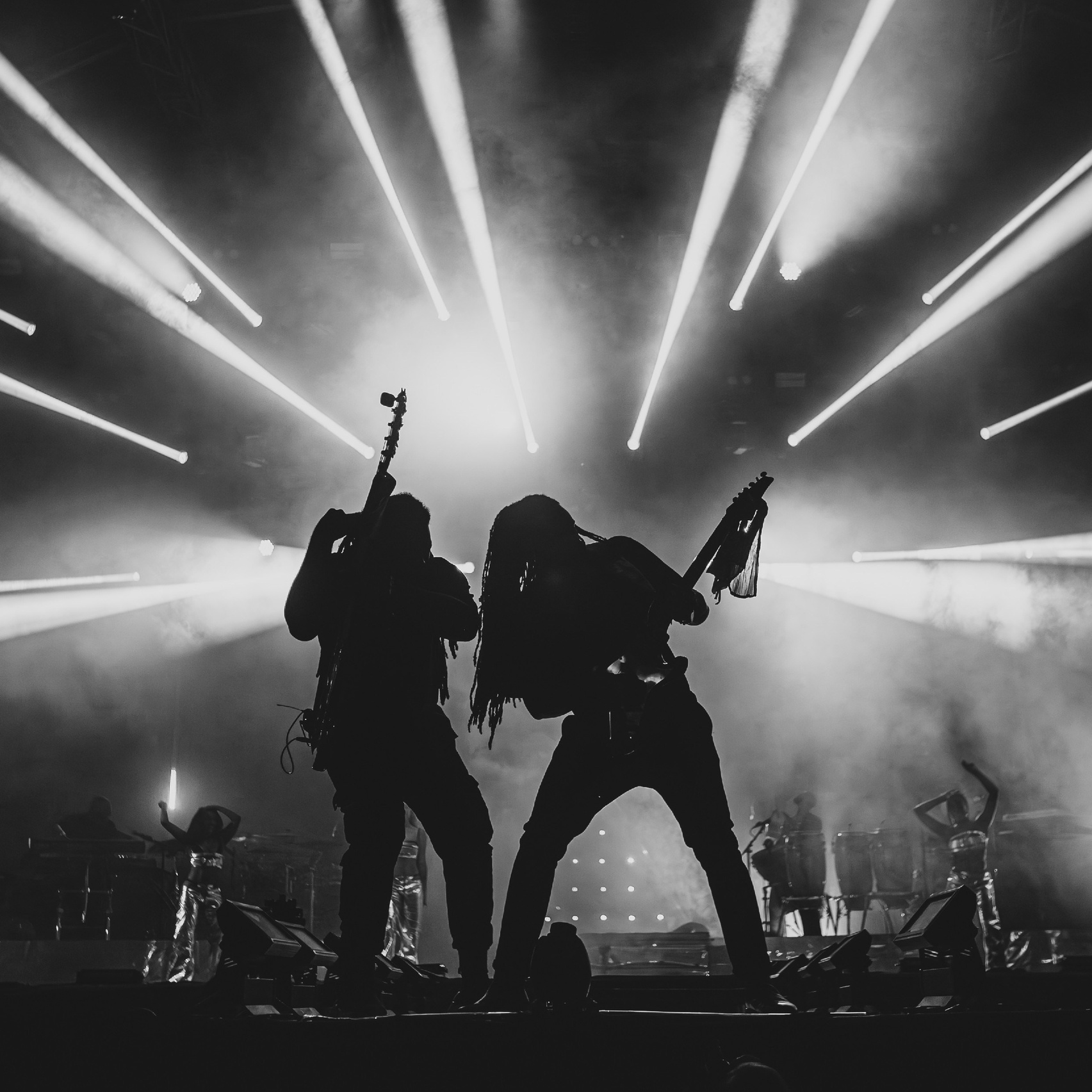 Músicos a atuar em palco durante um concerto ao vivo