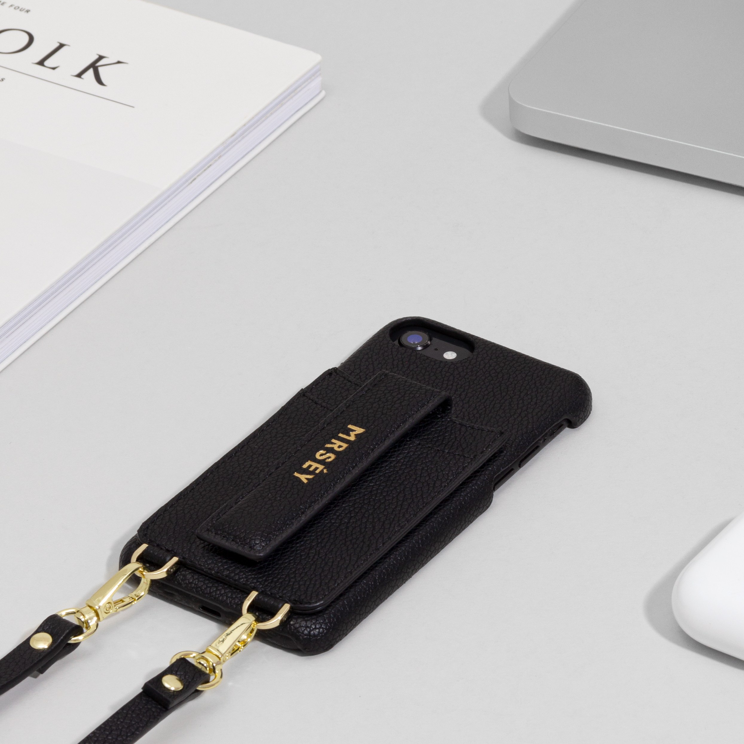 Lifestyle-Foto eines Lederhandyhüllens auf neutralem Hintergrund, ideal für Amazon oder Webshops