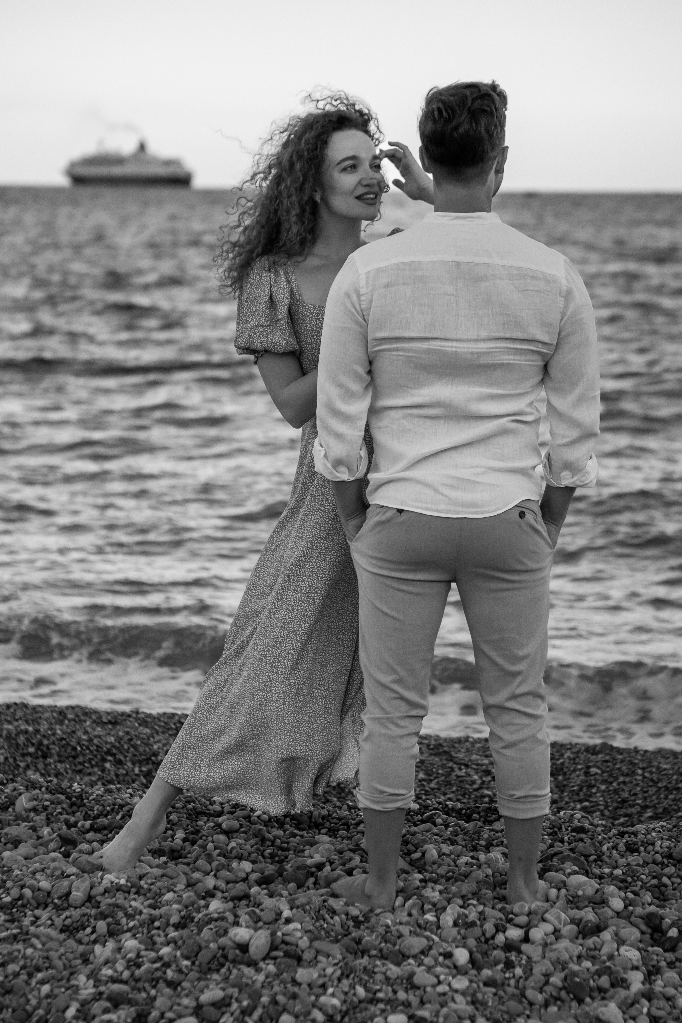 лавстори Анталия на берегу средиземного моря на фоне корабля