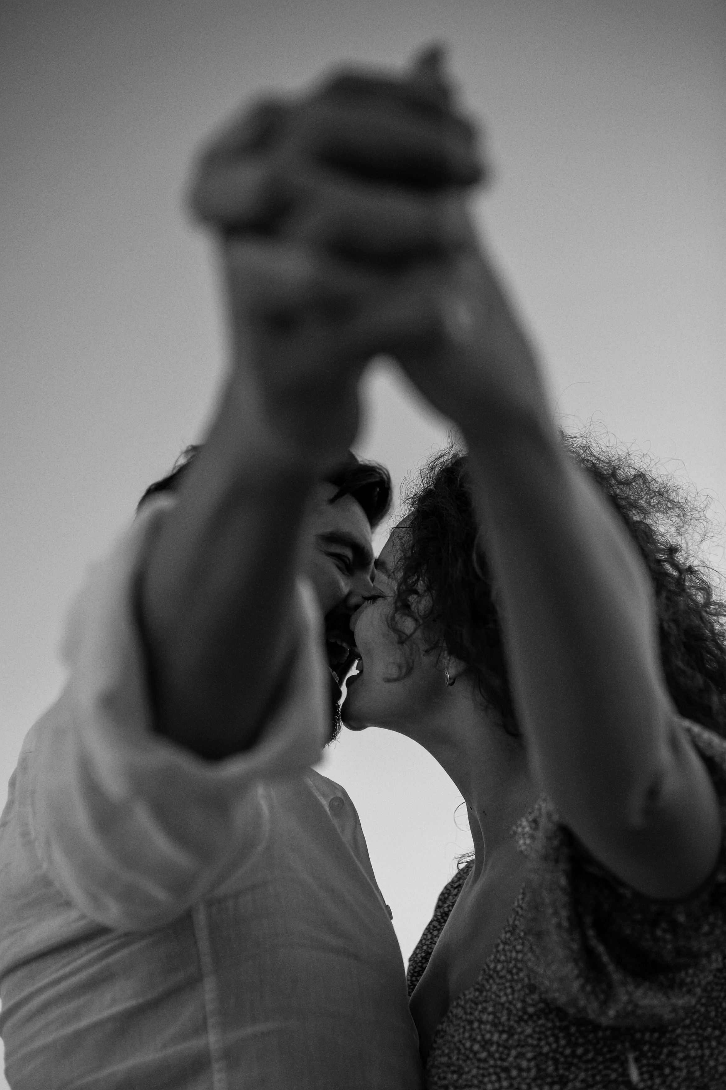 девушка и молодой человек целуются и держаться за руки