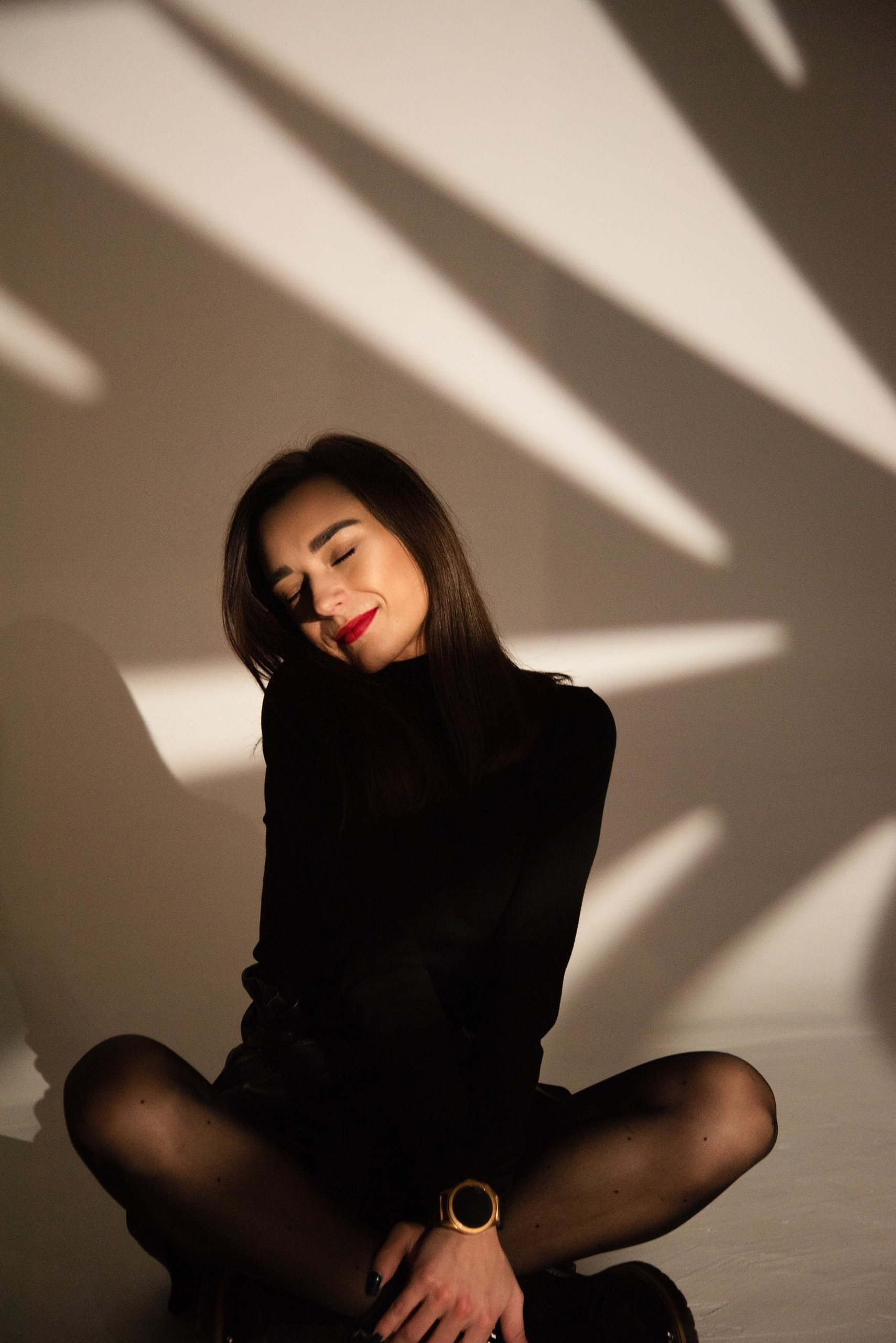 Kreative Porträtfotografie mit Gobo-Masken und Schattenspiel, aufgenommen von Anastasia Zaluzhna in Mannheim. Ideal für dramatische und kunstvolle Effekte. Креативна портретна фотографія з використанням масок гобо та гри тіней, зроблена Анастасією Залужною в Мангеймі. Ідеально для драматичних і художніх ефектів.