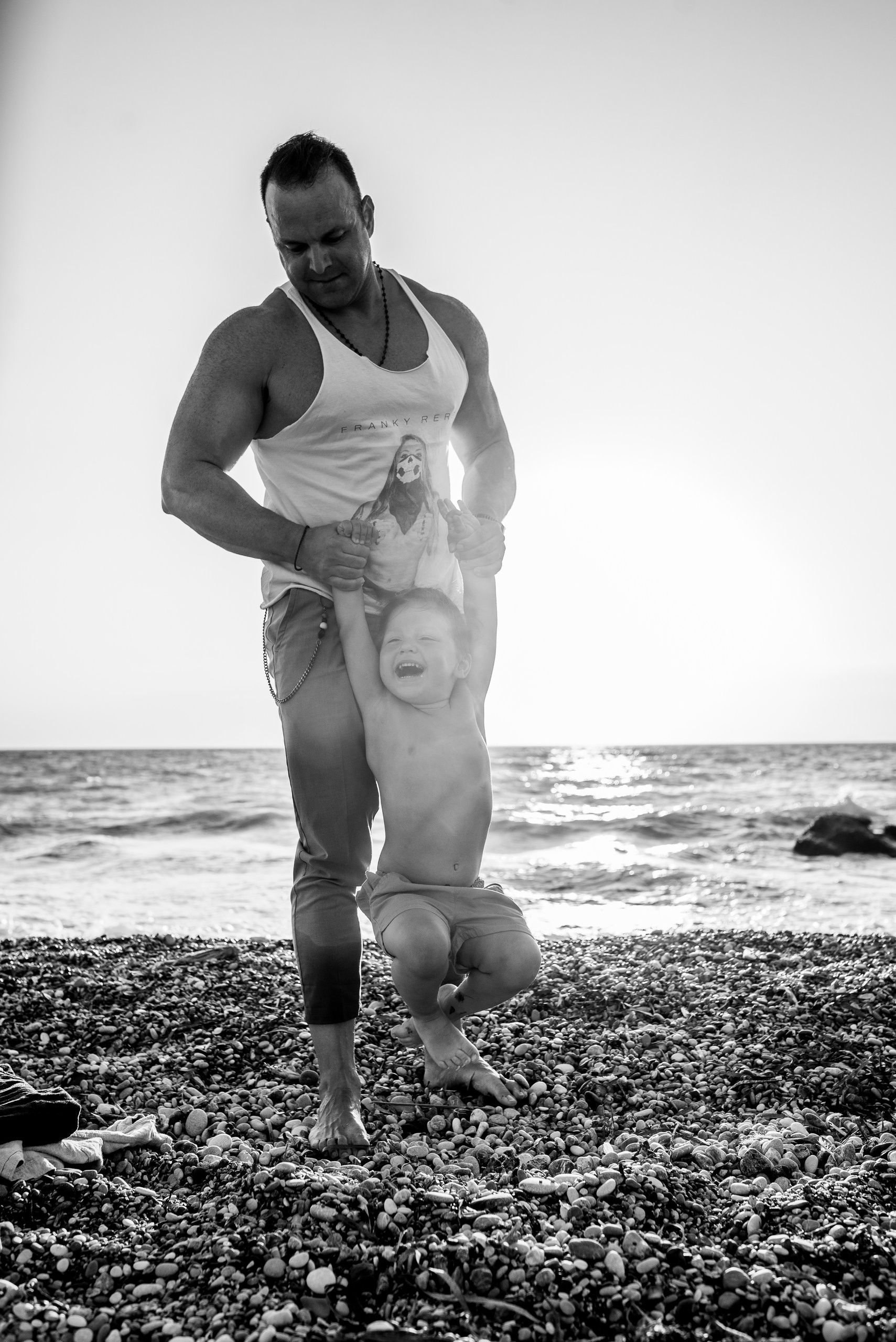 Οικογενειακή φωτογραφίση σε παραλία της Ρόδου. WELCOME