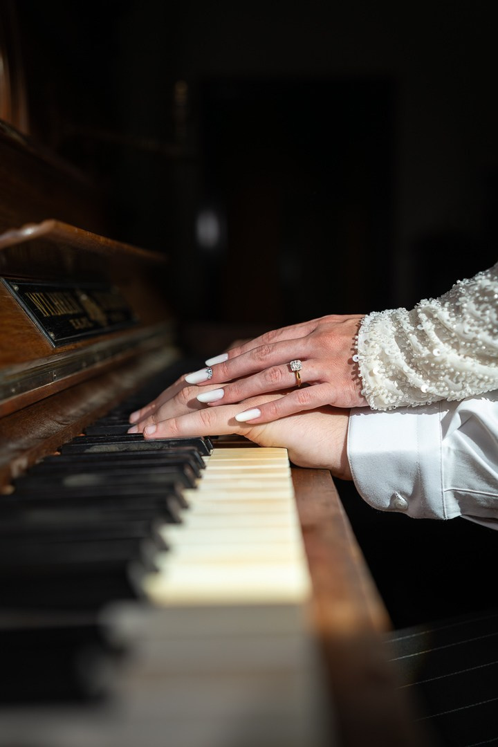 Cununia civilă a lui Tudor și Mădălina – eleganță, emoție și lumină. Event, portrait, and lifestyle photographer