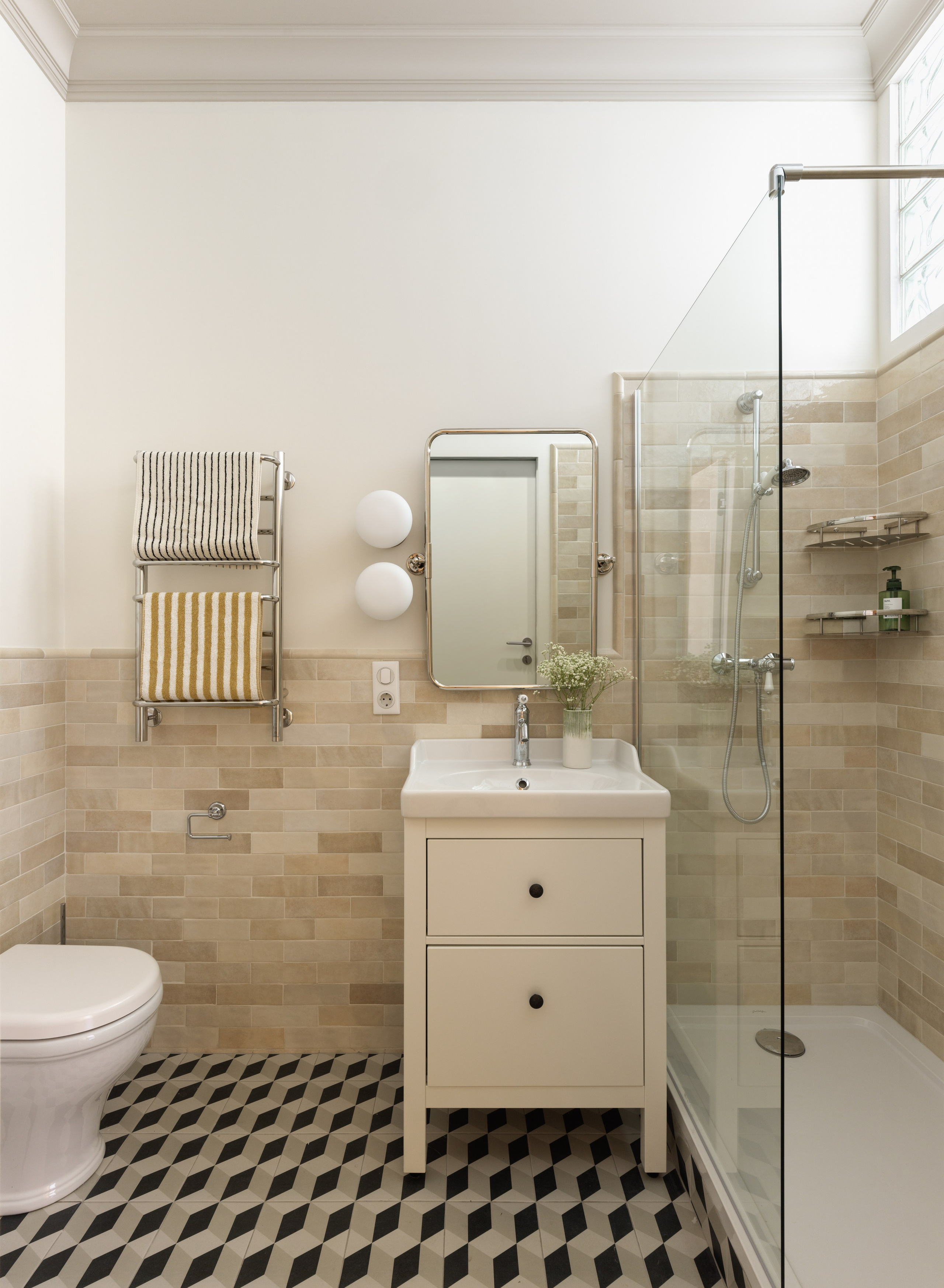 Ванная с винтажной сантехникой Jacob Delafon, плиткой CAPRICE Provence и стеклоблоками.