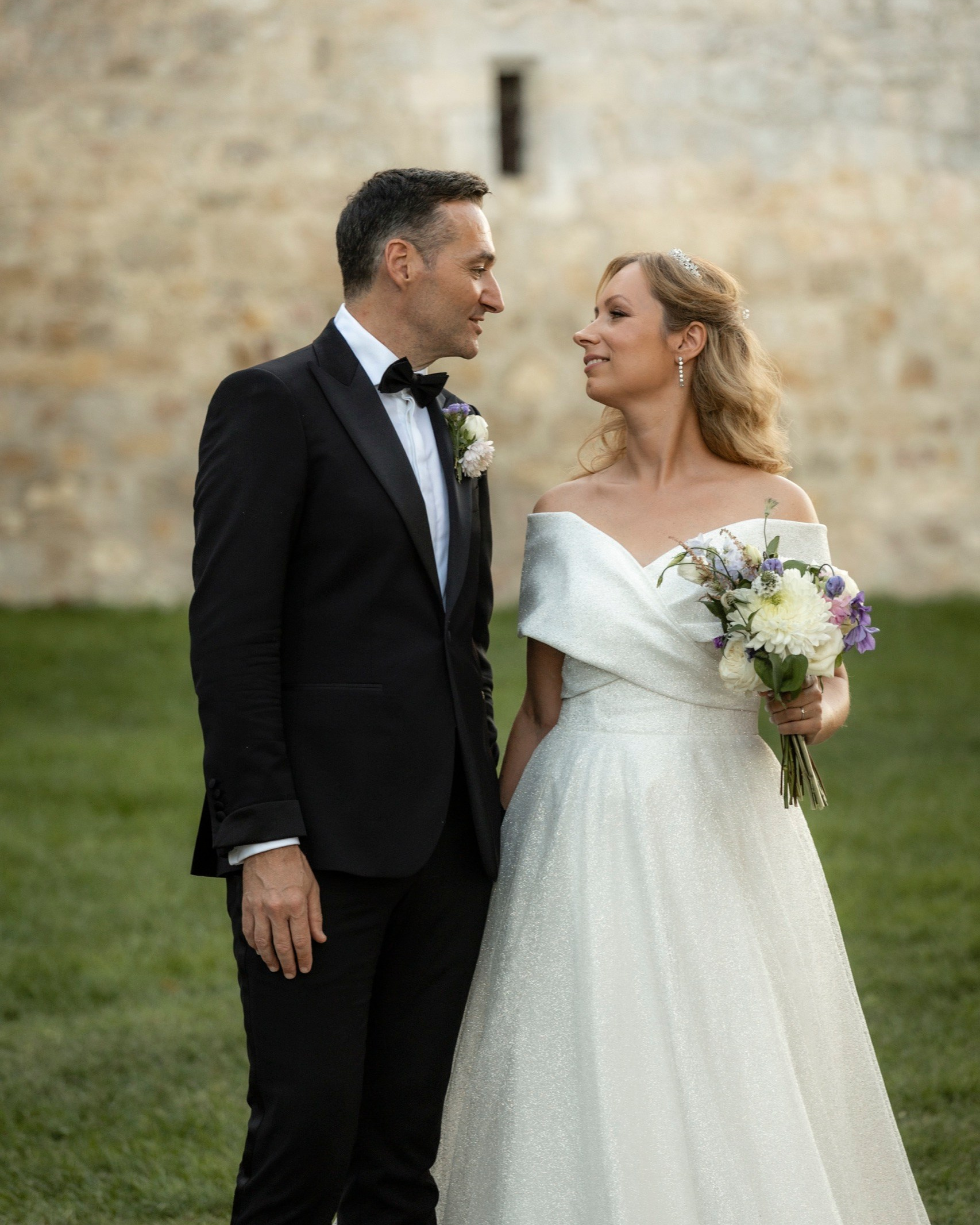 Golden hour wedding portraits at Château La Commanderie in South of France