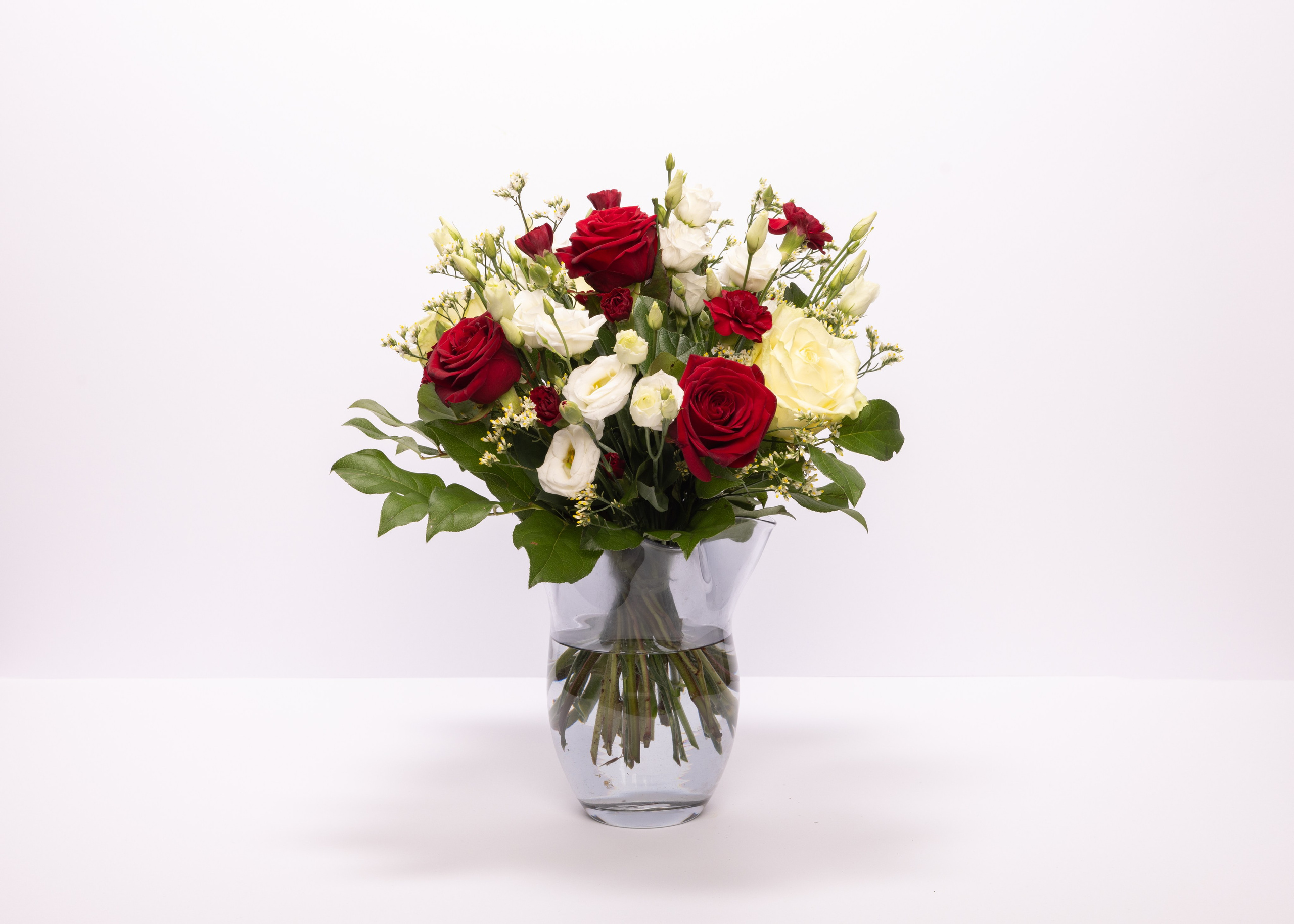 Få blomster og dekorationer hurtigt leveret i Aarhus med Wolt fra Akropolis Blomster.