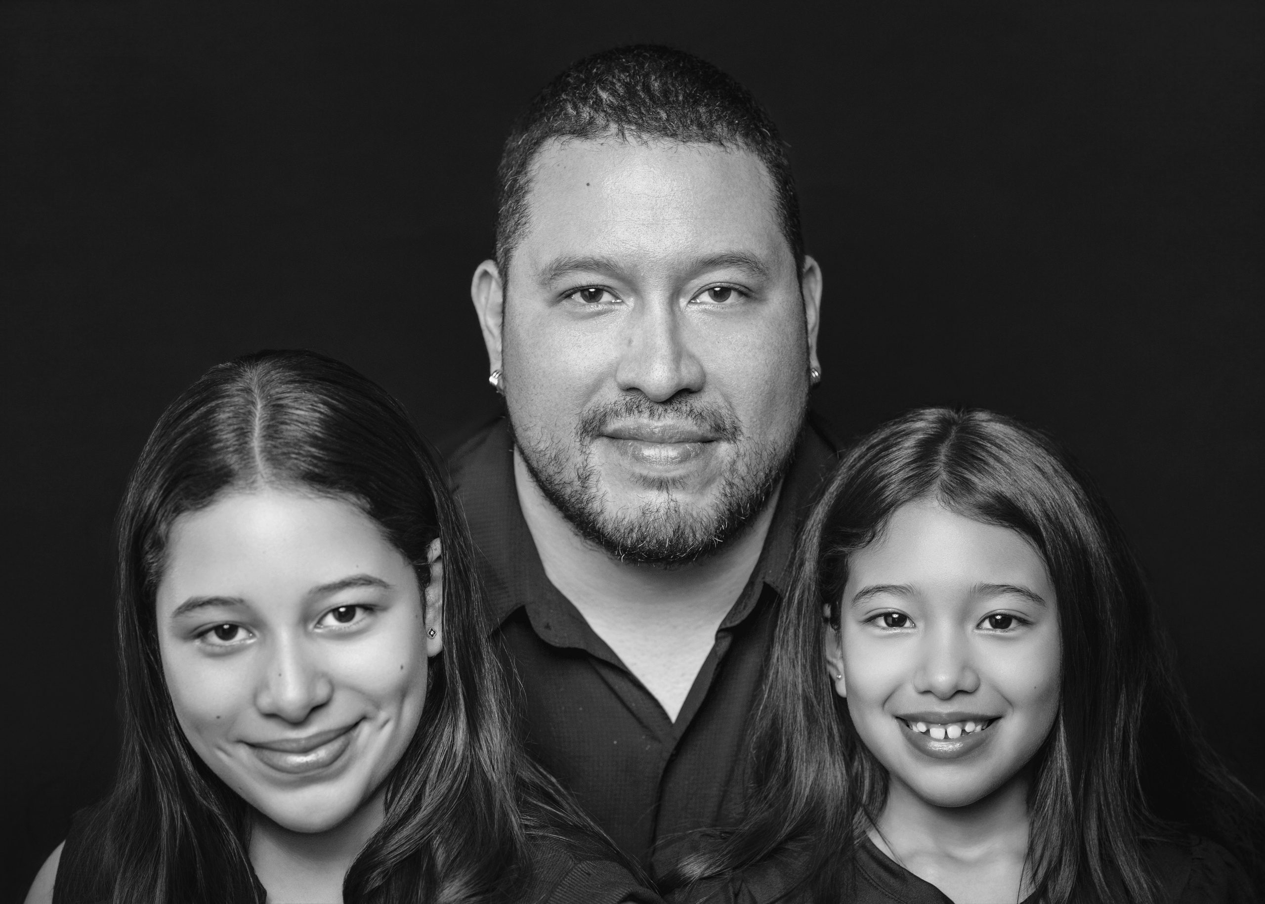 Retrato familiar padre con hijas en estudio en David Chiriquí estilo elegante en blanco y negro
