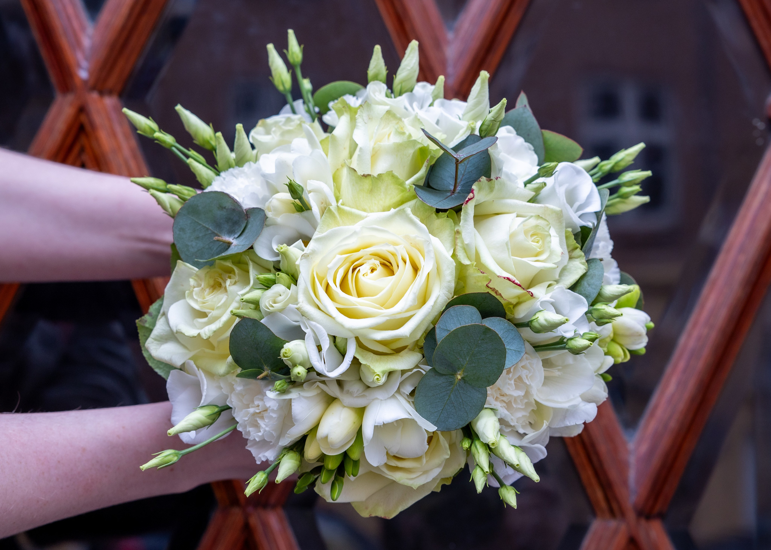 Drømmer du om smukke blomster til dit bryllup i Aarhus? Blossom i 8270 Højbjerg skaber personlige brudebuketter og elegant pynt til hele dagen. Vi sikrer en rød tråd i alle blomsterdetaljer.