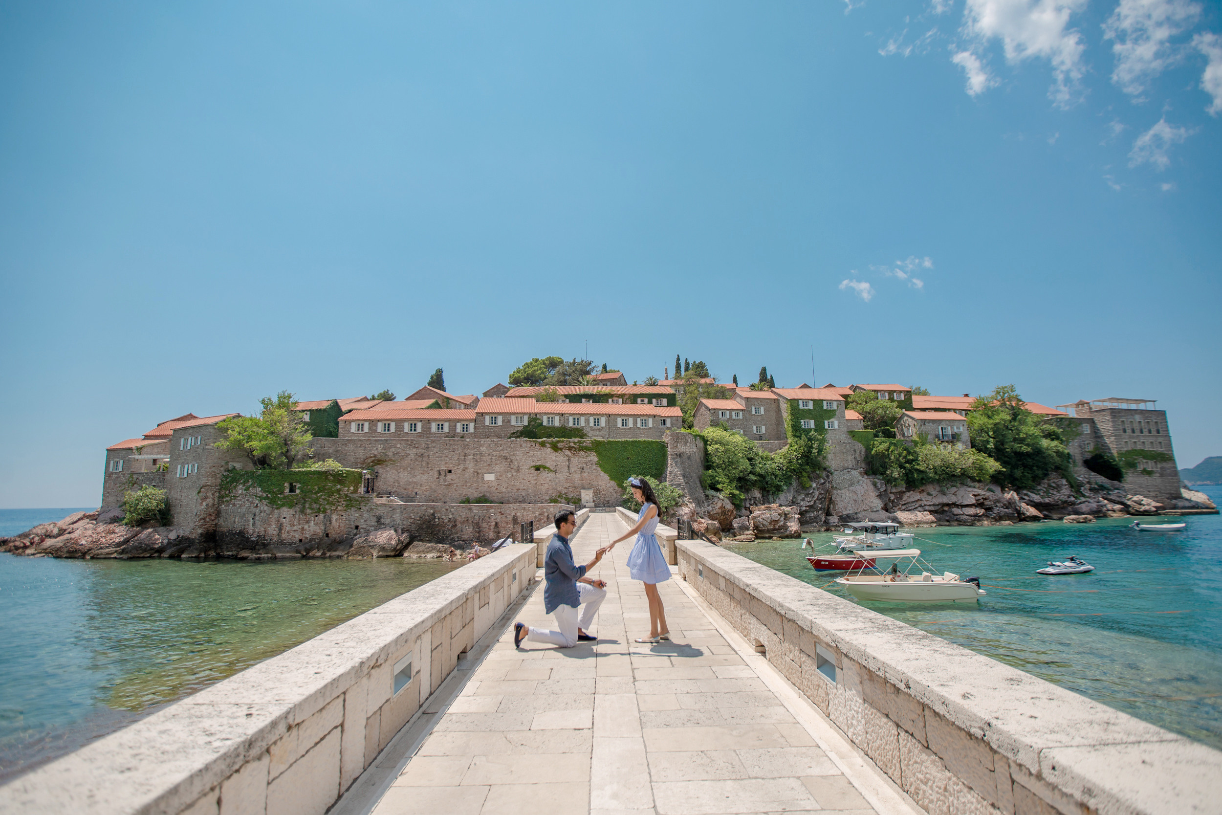 Предложение в Черногории на мосту напротив острова Свети-Стефан