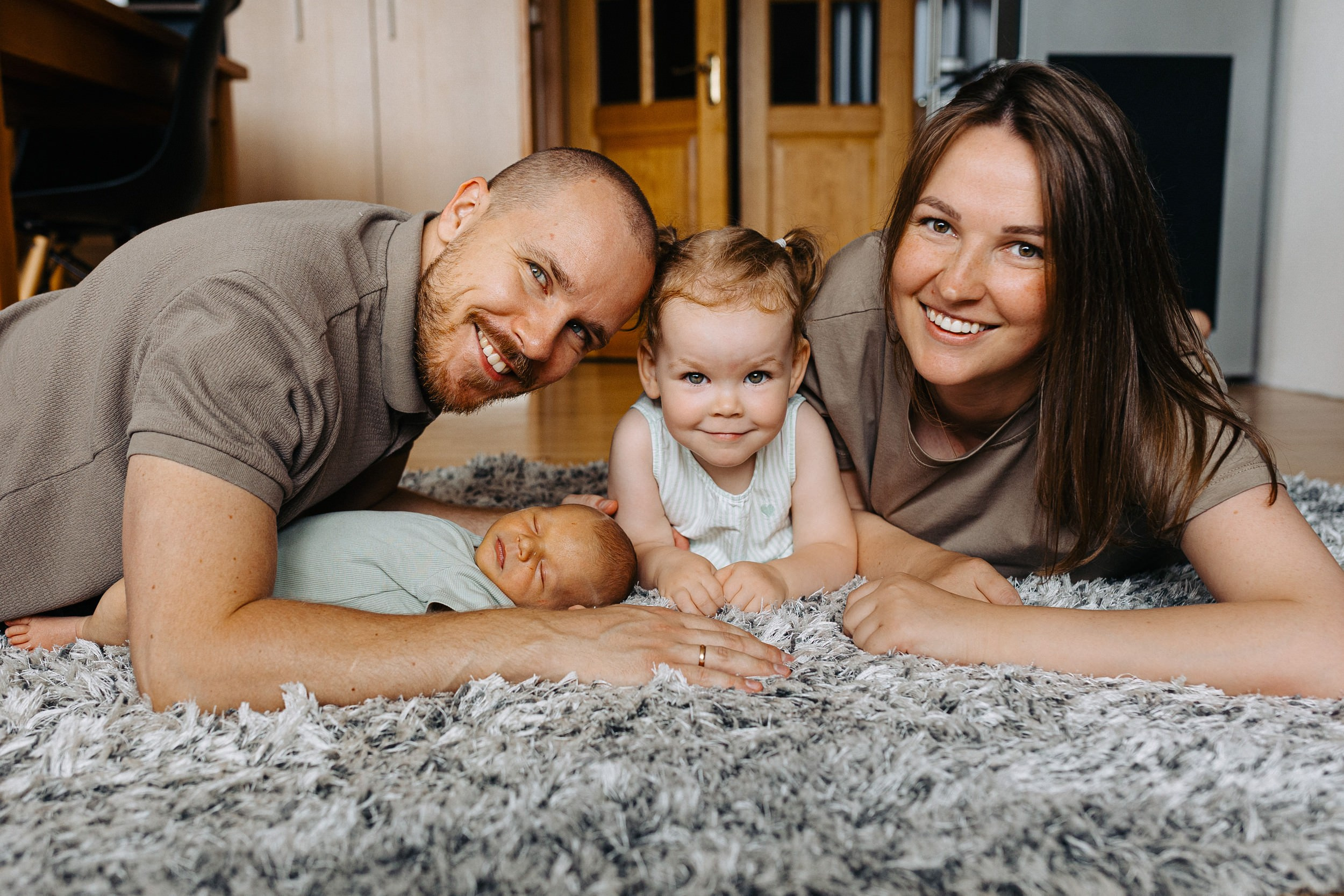 IETEIKUMI ĢIMENES FOTOSESIJAI MĀJĀS