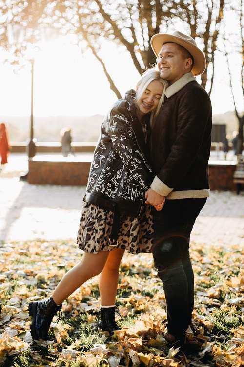 Фотографія закоханої пари восени в парку 