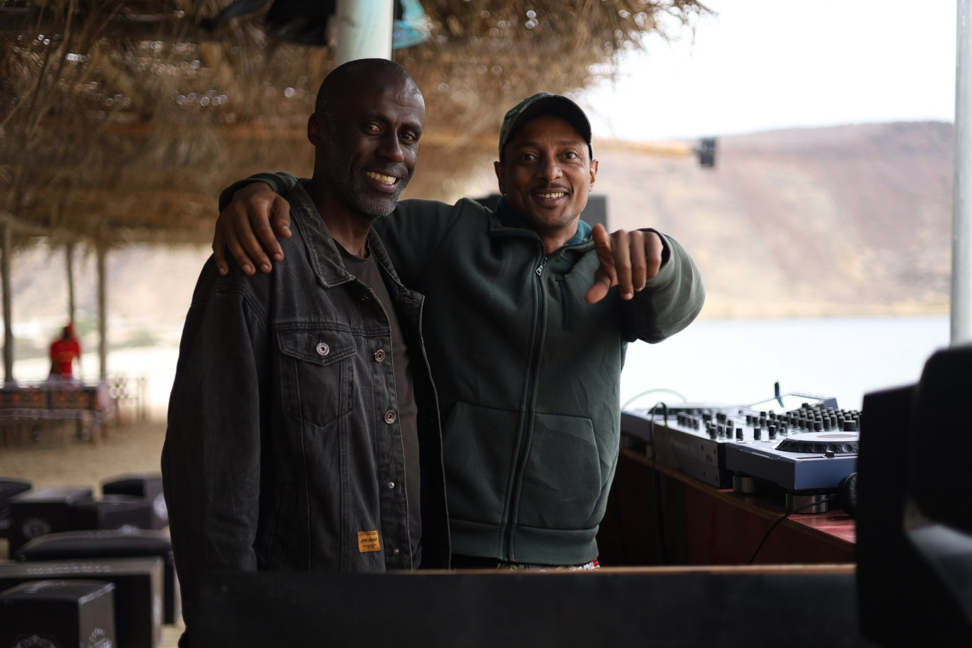 Dois elementos da equipa de música do Festival junto à mesa de som
