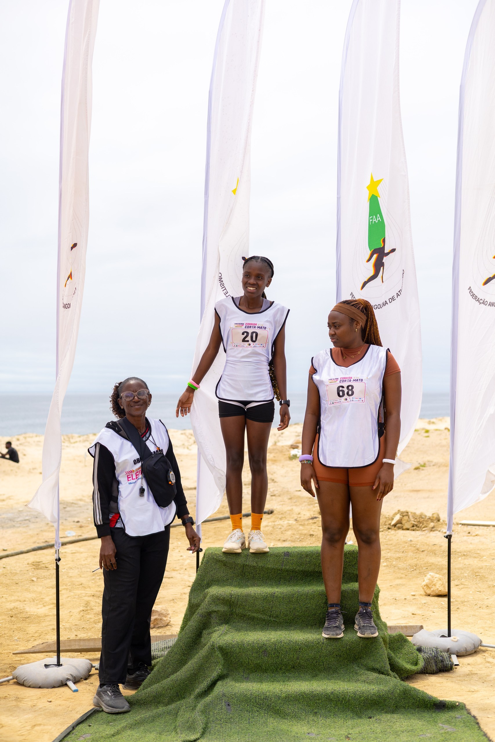 Atletas femininas no pódio da Corrida dos Heróis